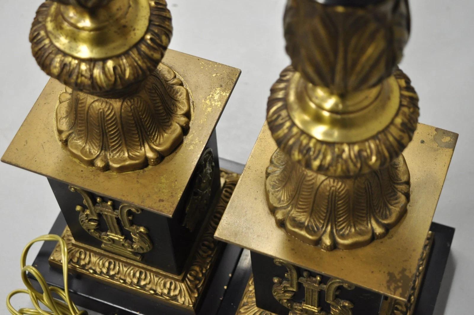 Antique French Empire Style Lámparas de Sobremesa de Columna Negra y Dorada - Pareja en venta 3