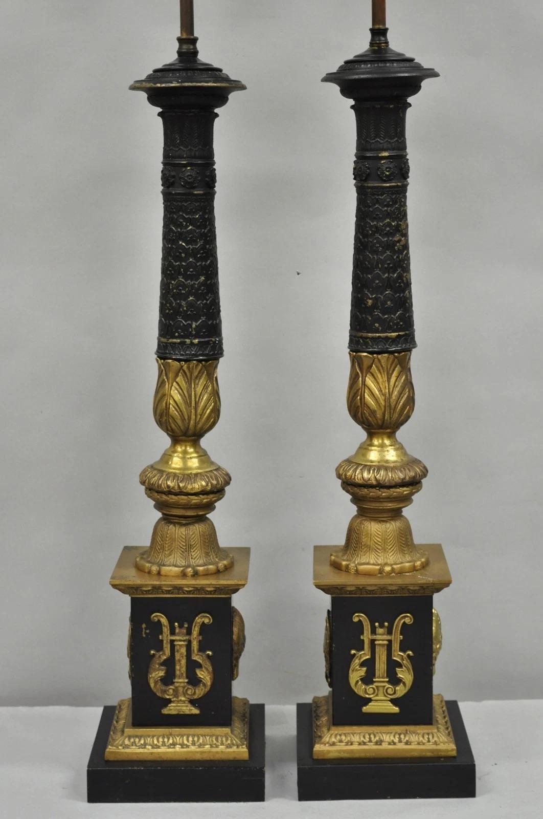 Antique French Empire Style Lámparas de Sobremesa de Columna Negra y Dorada - Pareja Imperio en venta