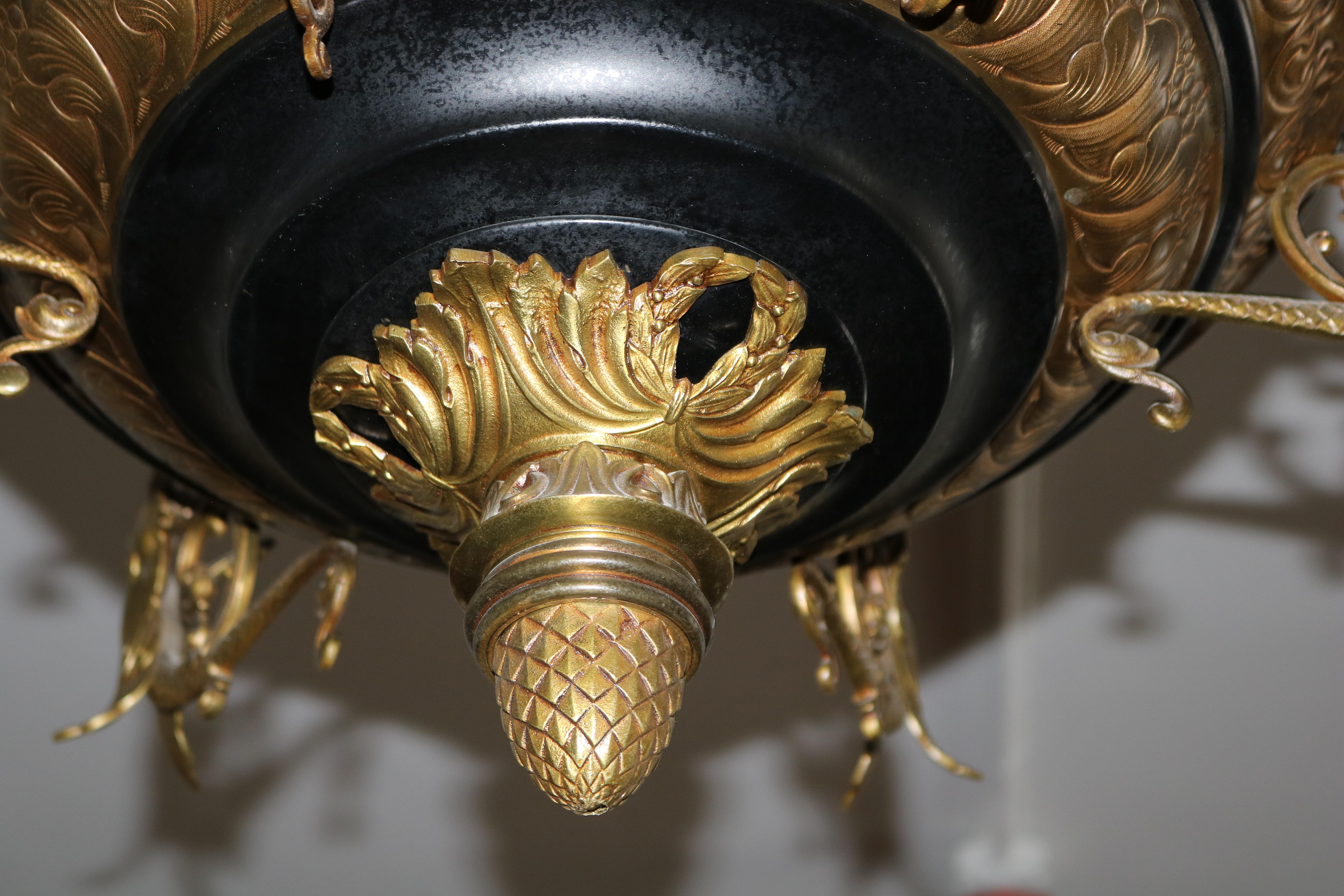 Lustre ancien de style Empire français à 9 feux, sculpté de dragons sculptés  en vente 7