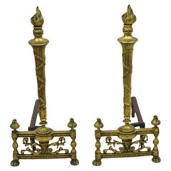 Antiguos candelabros de hierro fundido y latón con remate de llama de estilo Imperio francés - un par