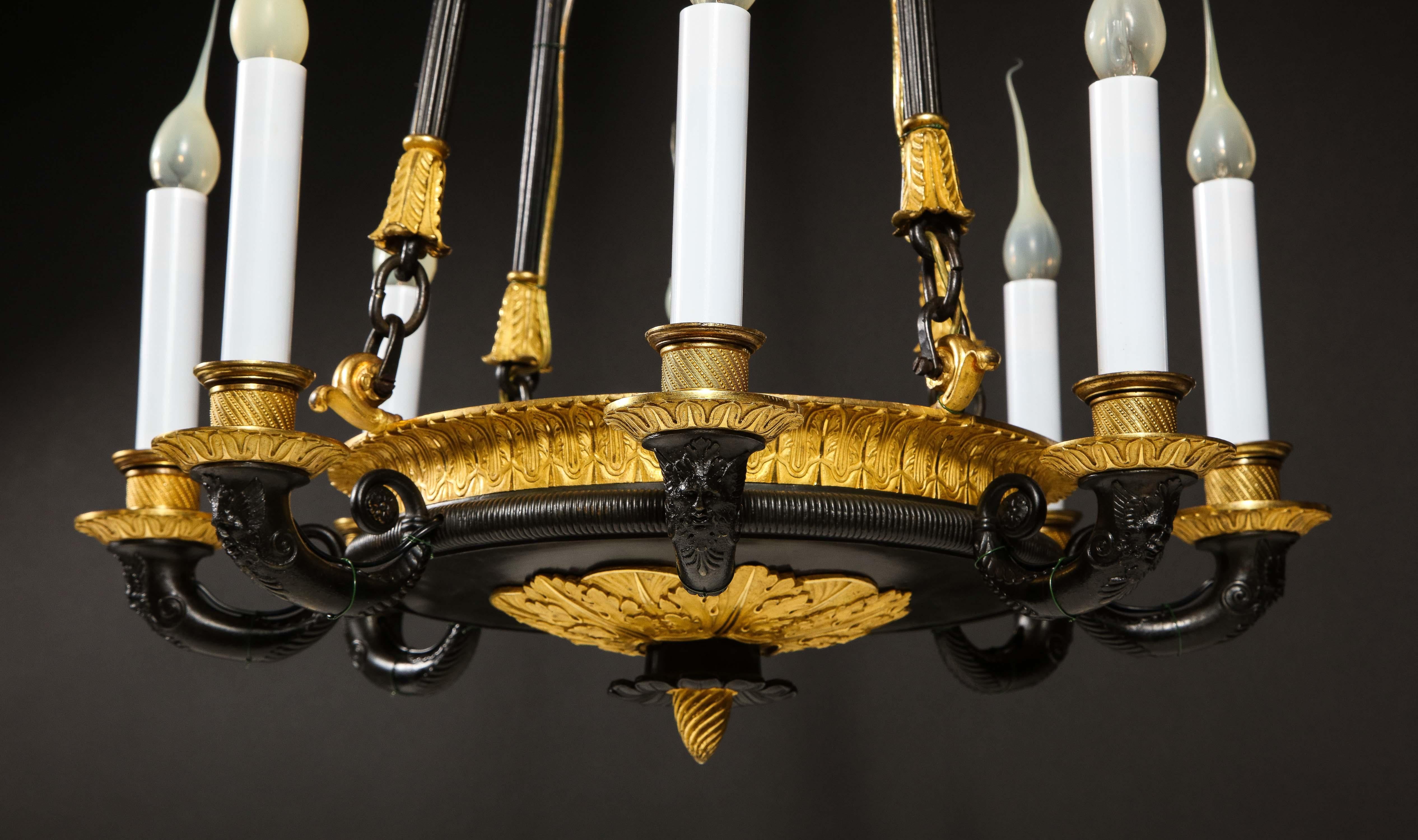 Antiker französischer Kronleuchter im Empire-Stil aus vergoldeter und patinierter Bronze im Angebot 5