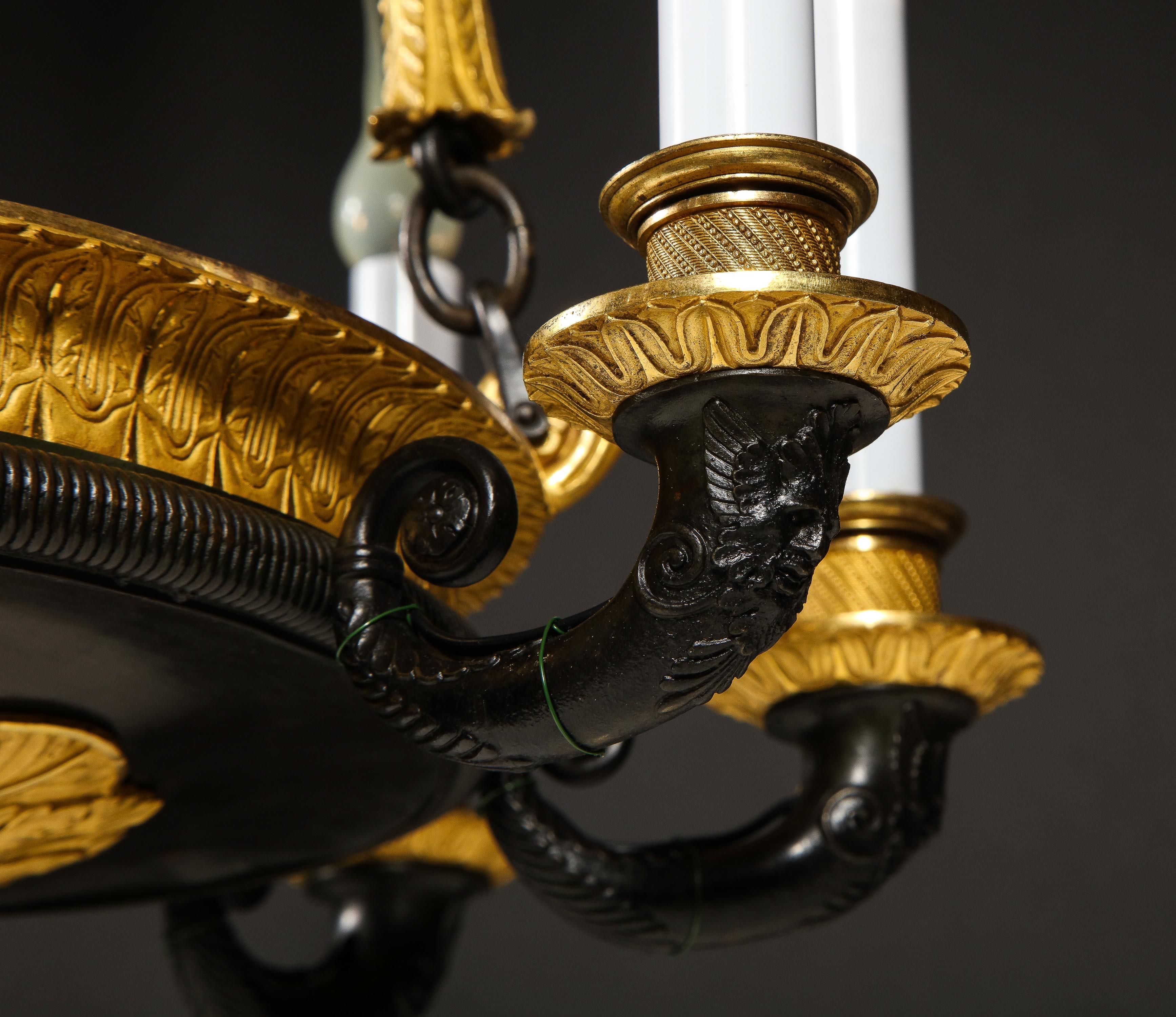 Antiker französischer Kronleuchter im Empire-Stil aus vergoldeter und patinierter Bronze im Angebot 10
