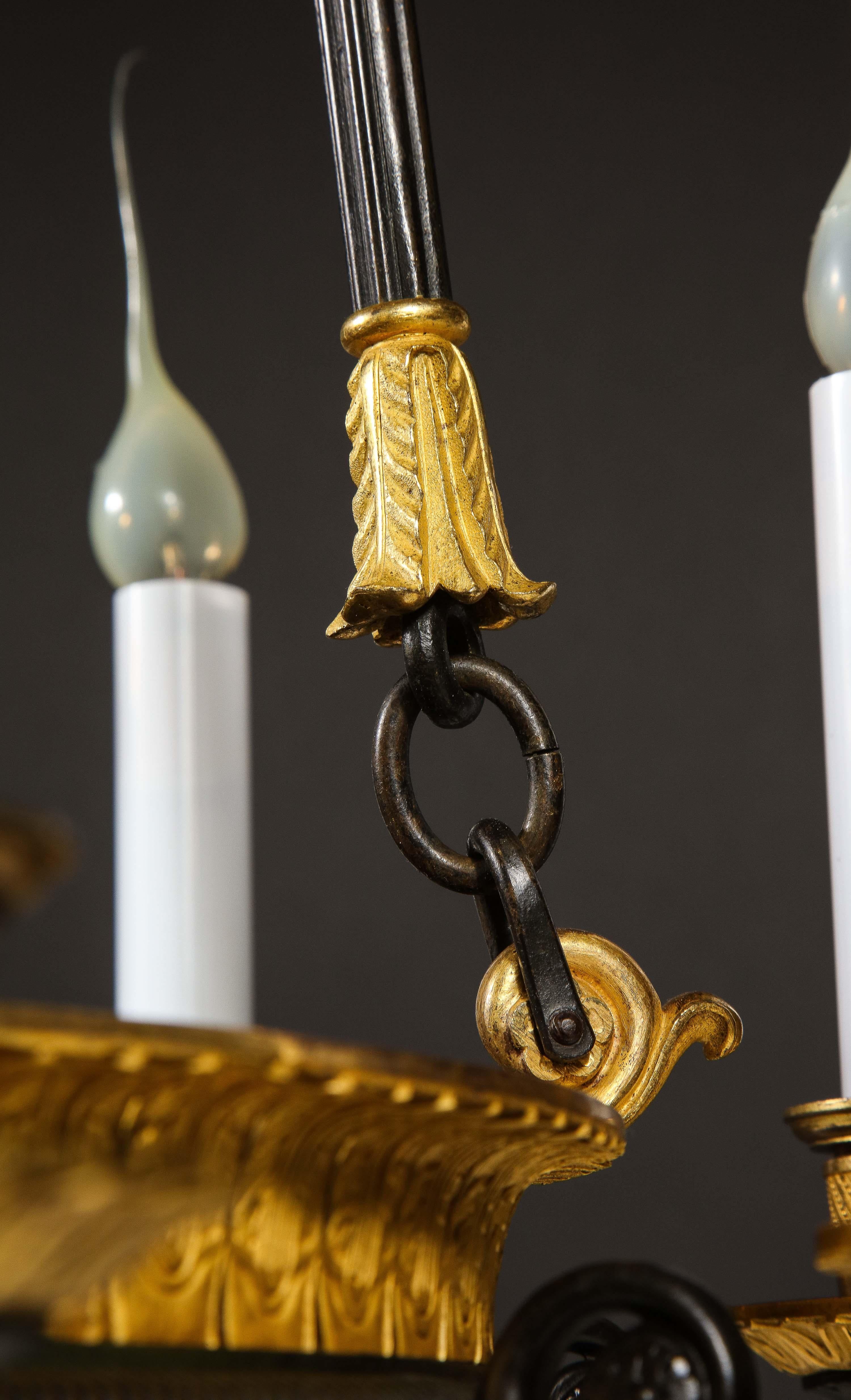 Antiker französischer Kronleuchter im Empire-Stil aus vergoldeter und patinierter Bronze im Angebot 11
