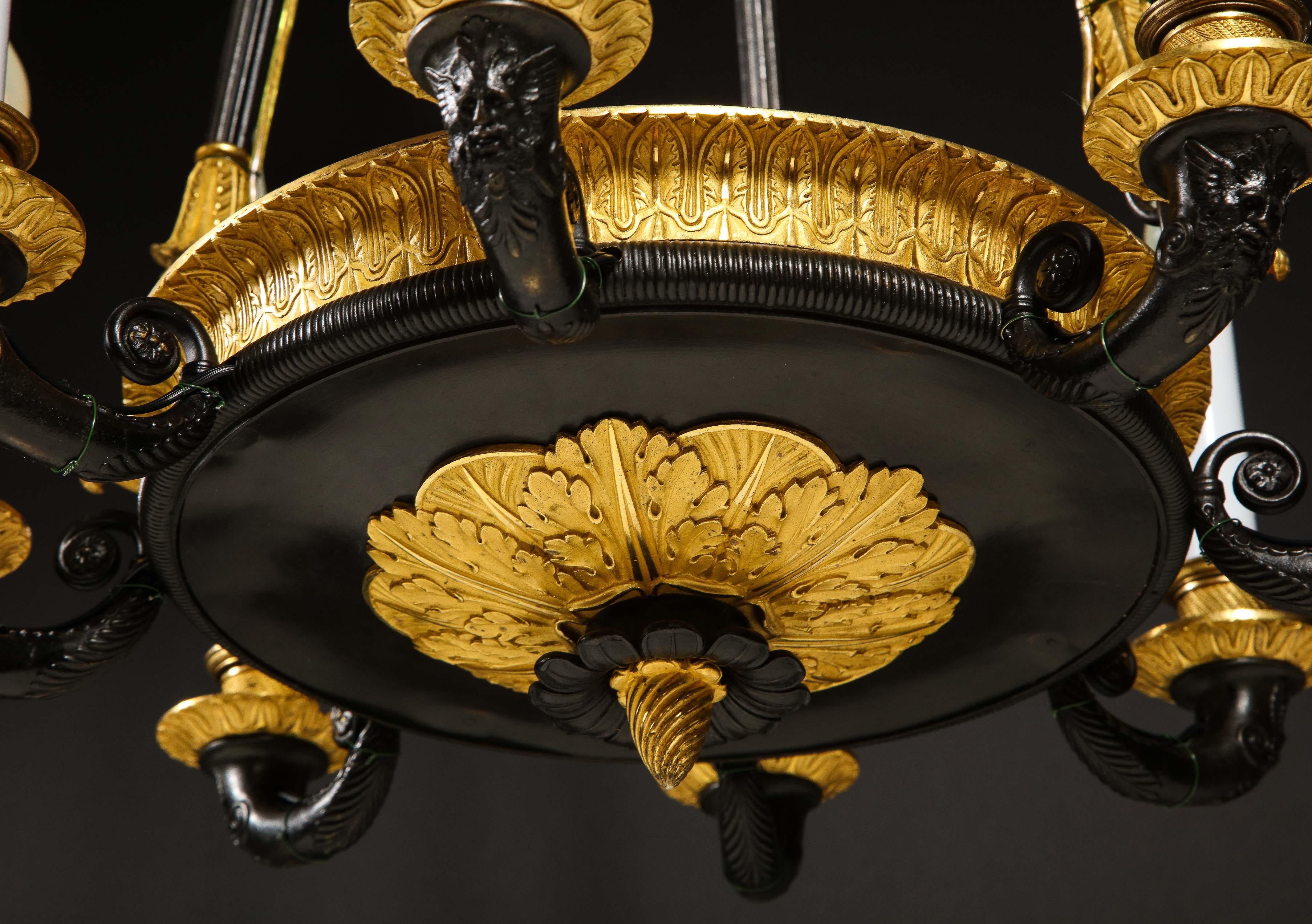 Antiker französischer Kronleuchter im Empire-Stil aus vergoldeter und patinierter Bronze (20. Jahrhundert) im Angebot