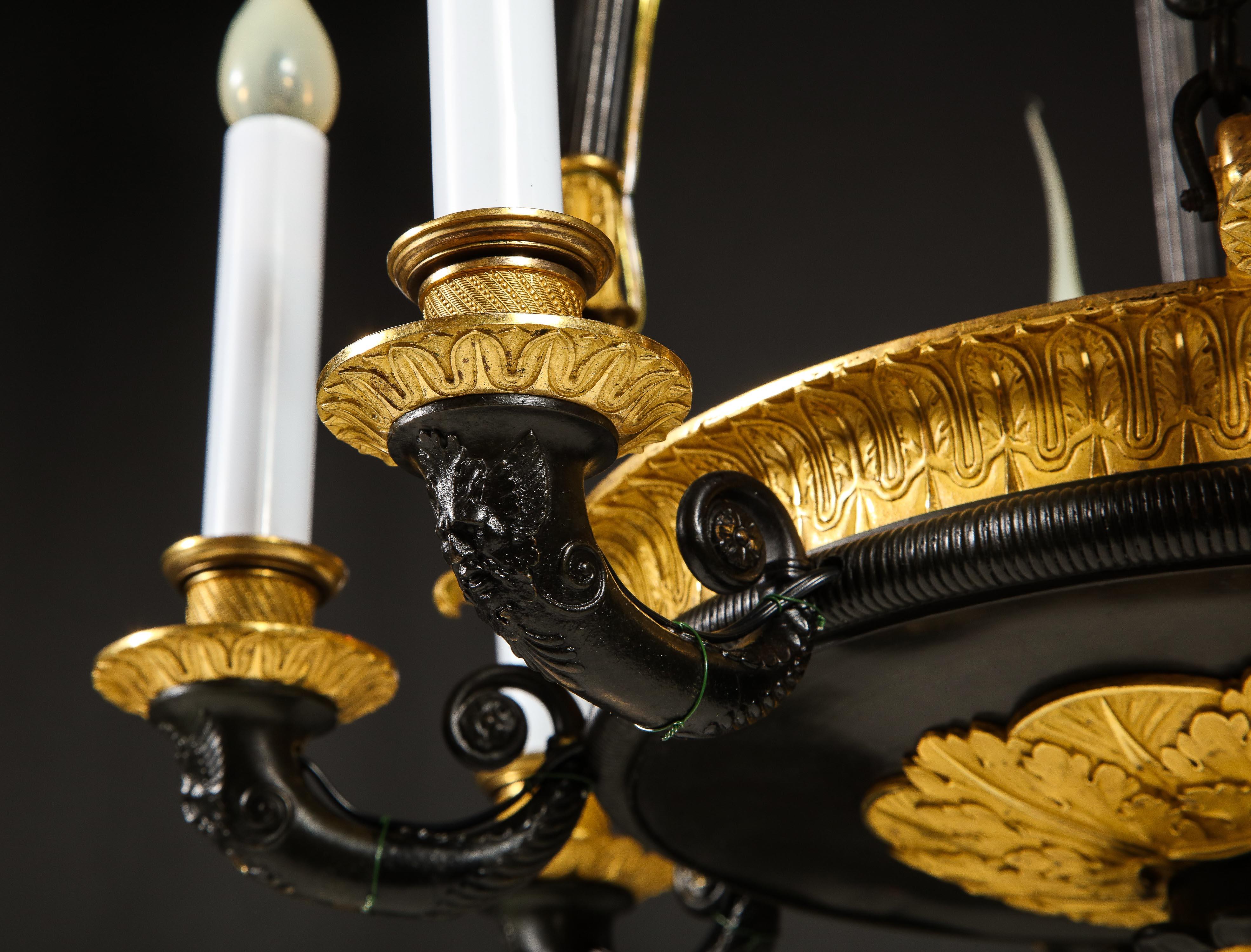 Antiker französischer Kronleuchter im Empire-Stil aus vergoldeter und patinierter Bronze im Angebot 1
