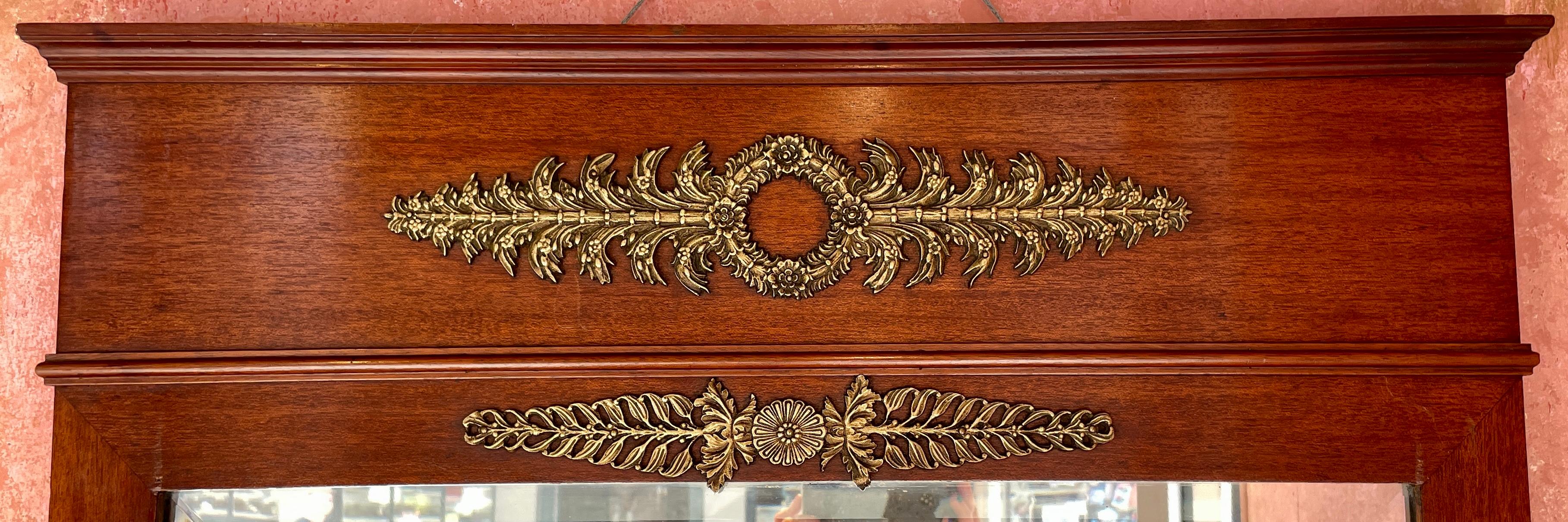 Antike Französisch Empire-Stil Goldbronze montiert geschnitzt Mahagoni Spiegel.