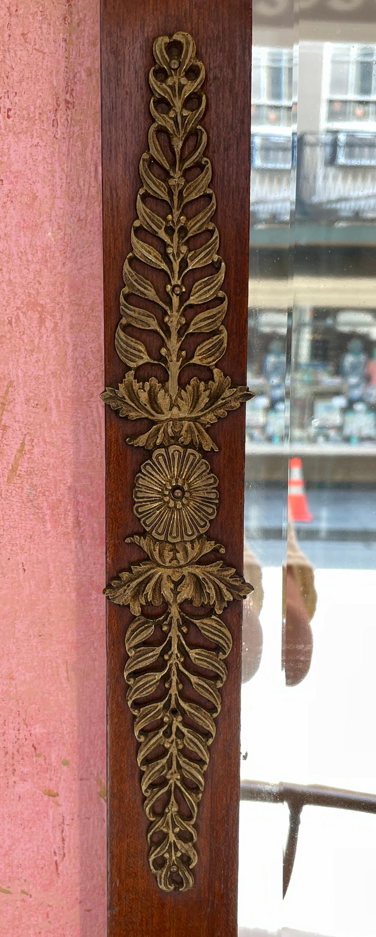 Antiker französischer Mahagoni-Spiegel im Empire-Stil mit Goldbronze-Montierung (Französisch) im Angebot