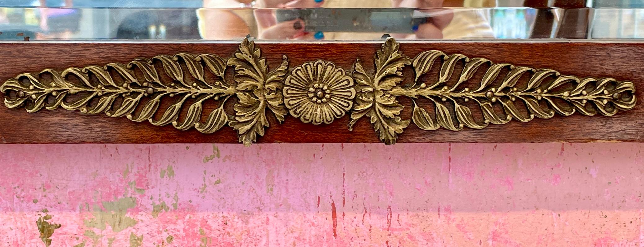 Miroir ancien de style Empire français en acajou monté sur bronze doré Bon état - En vente à New Orleans, LA