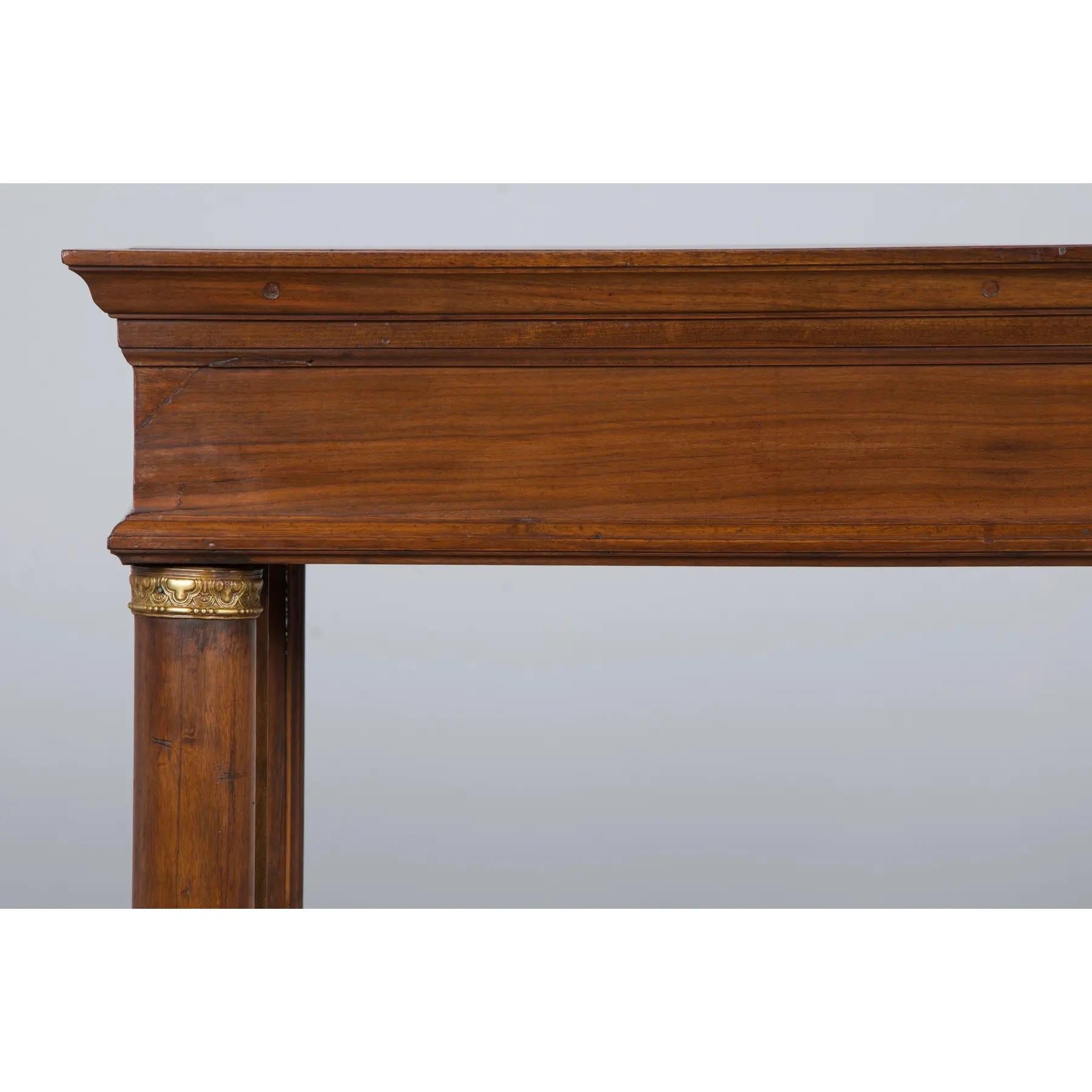 Console française de style Empire du début du XXe siècle, provenant de Provence. Restauré et remis à neuf, il présente un cadre étroit de 4'5