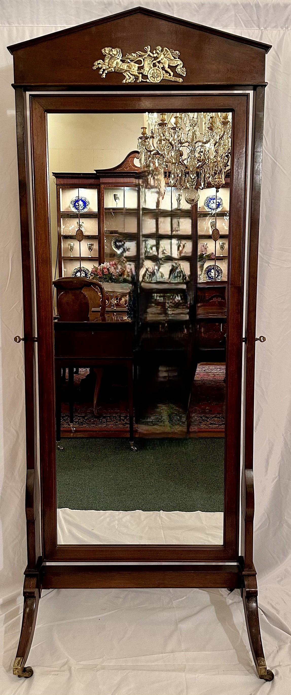 Antiguo Espejo de Pie de Caoba y Bronce Dorado de Estilo Imperio Francés, Circa 1890-1910.