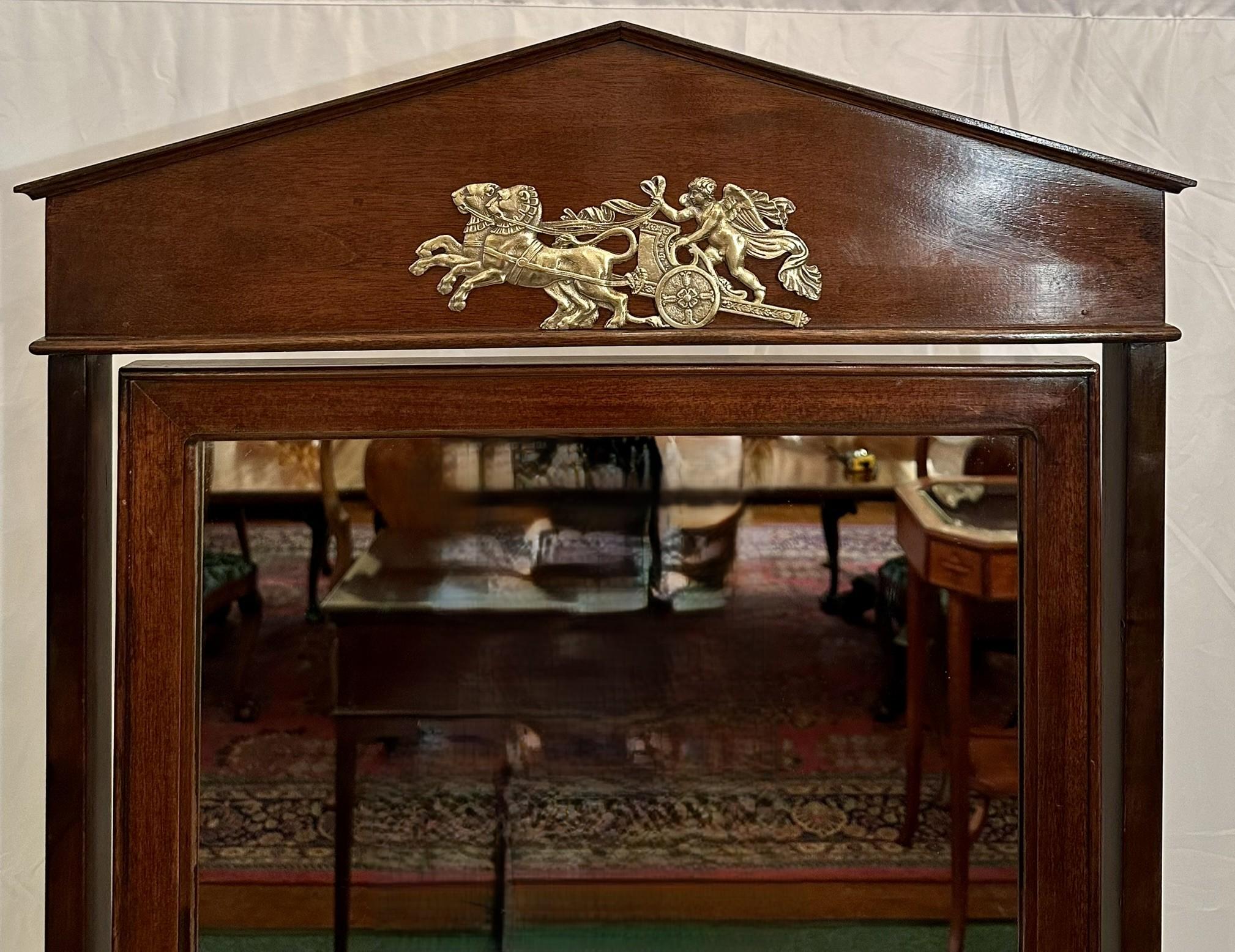 Antique French Empire Style Espejo de pie de caoba y bronce dorado, Circa 1890's en Bueno estado para la venta en New Orleans, LA