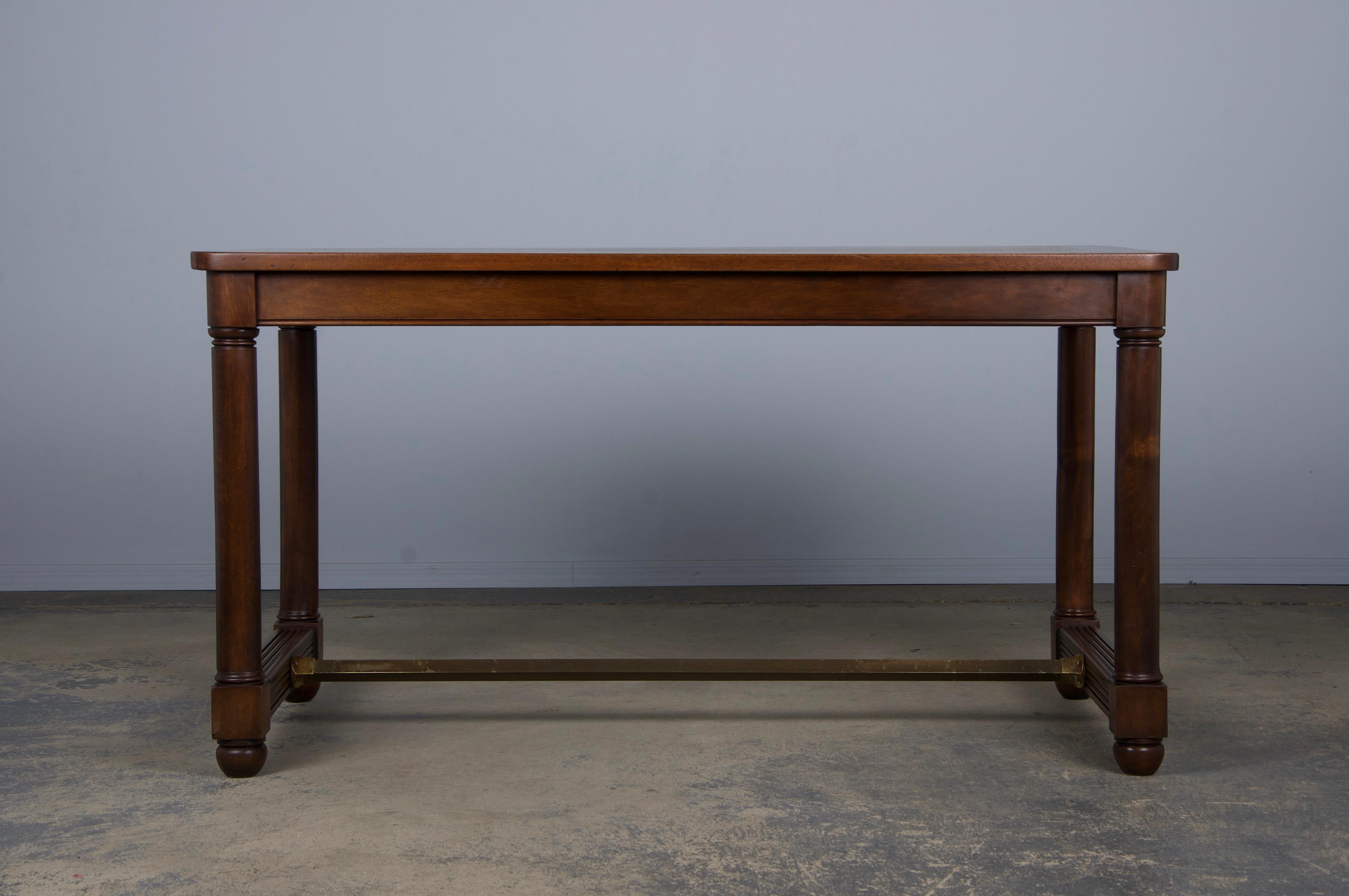 Sculpté à la main Ancienne table à écrire française de style Empire en acajou en vente