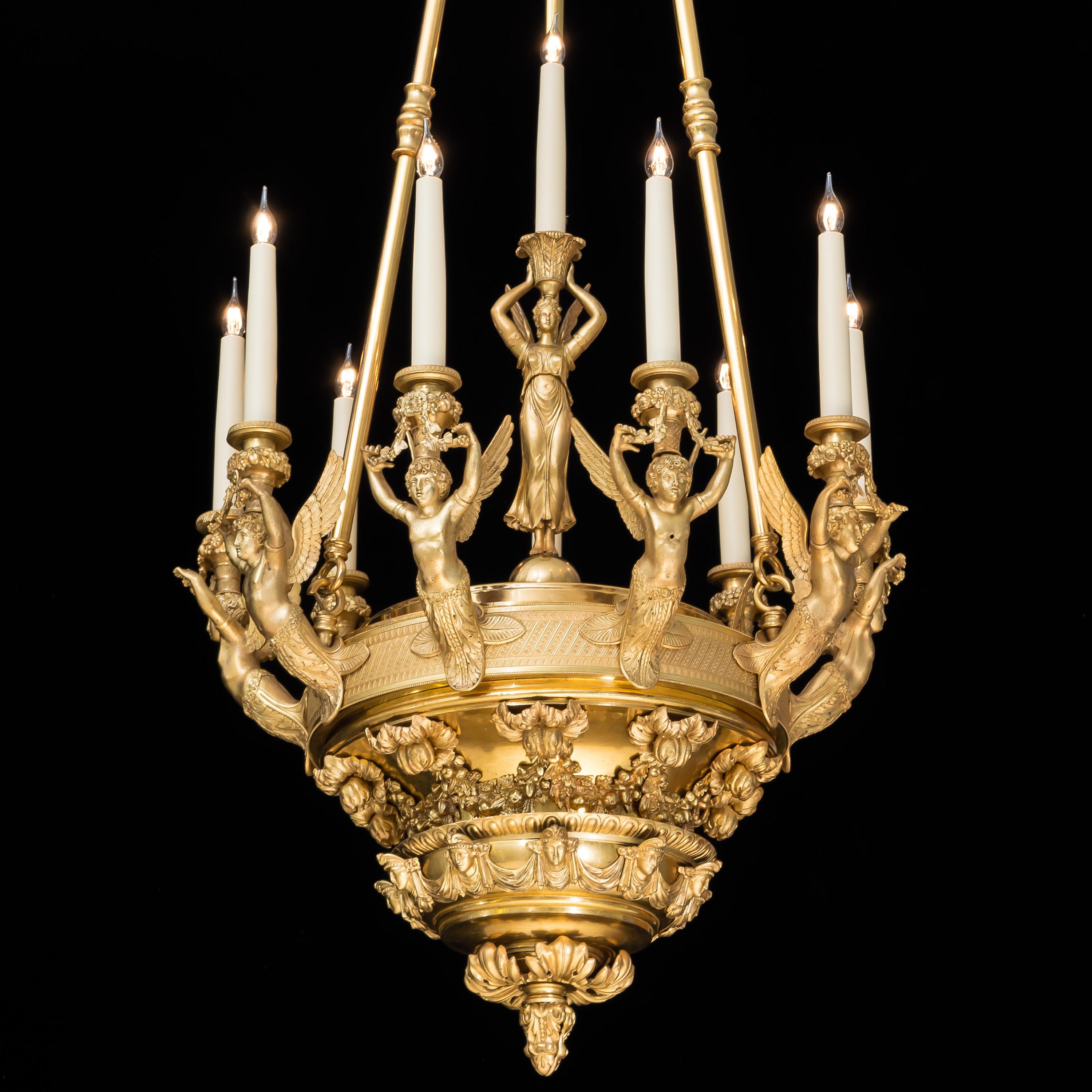 Antiker französischer neoklassizistischer 10-Licht-Kronleuchter aus vergoldeter Bronze im Empire-Stil (Empire Revival) im Angebot
