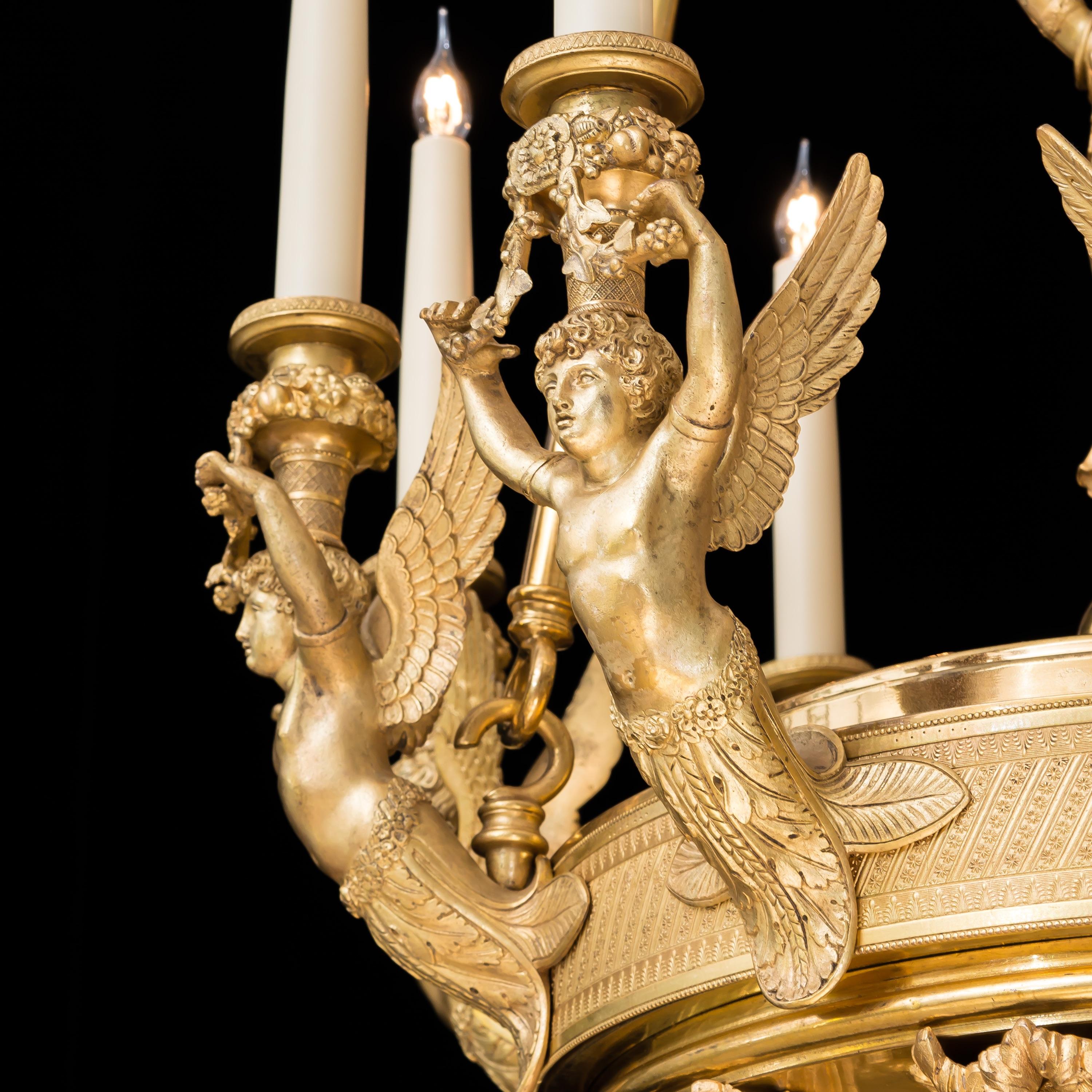 Antiker französischer neoklassizistischer 10-Licht-Kronleuchter aus vergoldeter Bronze im Empire-Stil (Vergoldet) im Angebot