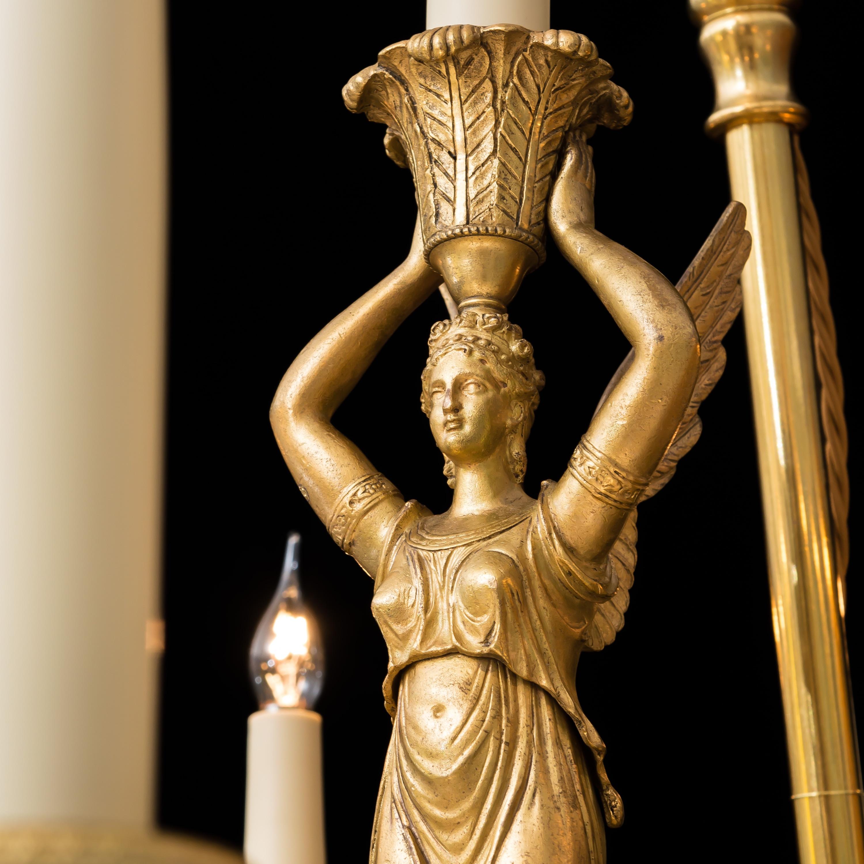 Antiker französischer neoklassizistischer 10-Licht-Kronleuchter aus vergoldeter Bronze im Empire-Stil im Zustand „Gut“ im Angebot in London, GB