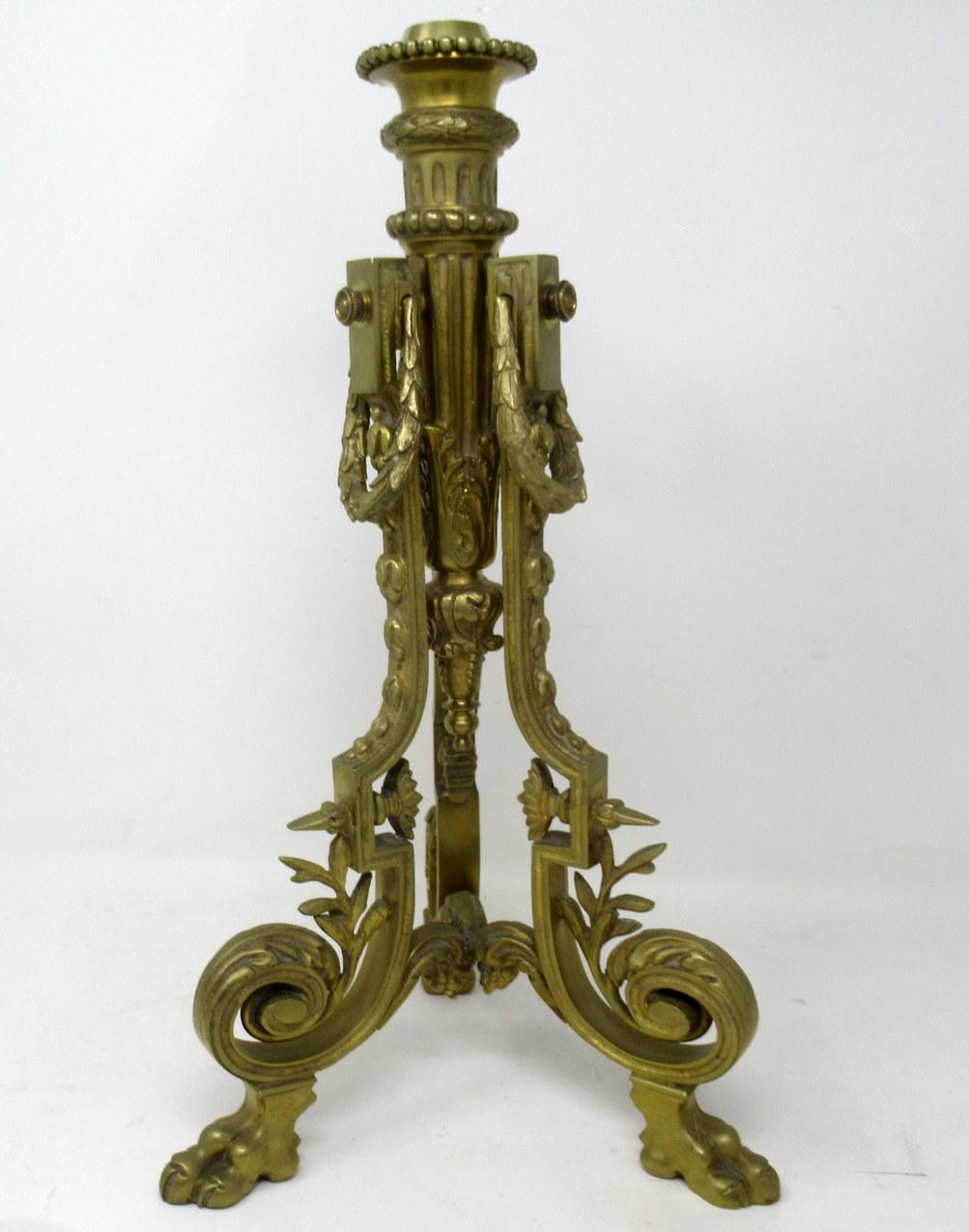 Une exquise lampe à huile ou à fluide de style Renaissance en bronze doré de qualité exceptionnelle et d'origine française, du dernier quart du dix-neuvième siècle. 

Le réservoir d'origine en verre circulaire avec un motif en forme de fraise se