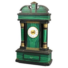 Horloge française ancienne de style Empire en ardoise et malachite du 19ème siècle