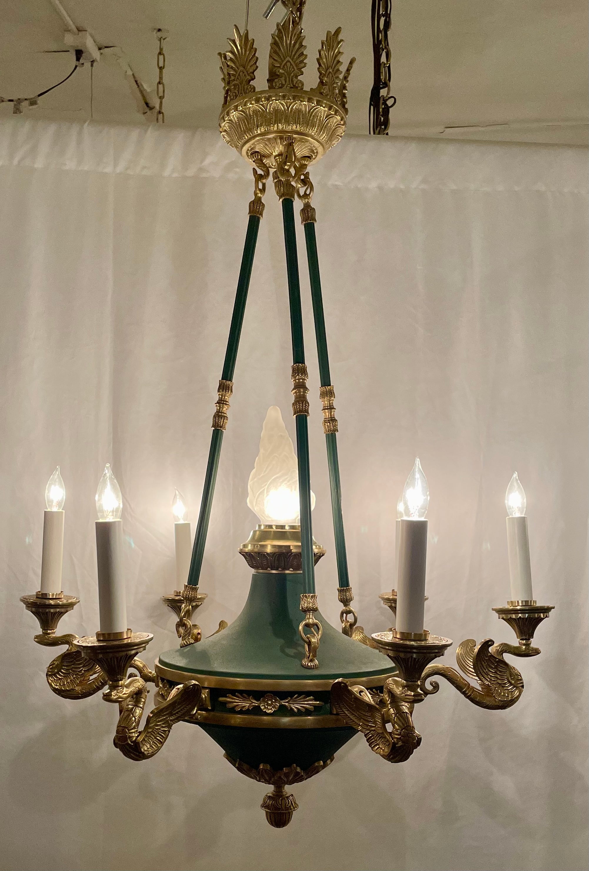 Lustre français ancien de style Empire en tôle, vers les années 1890. 
Nous avons 2 de ces lustres disponibles, et ils sont vendus individuellement.