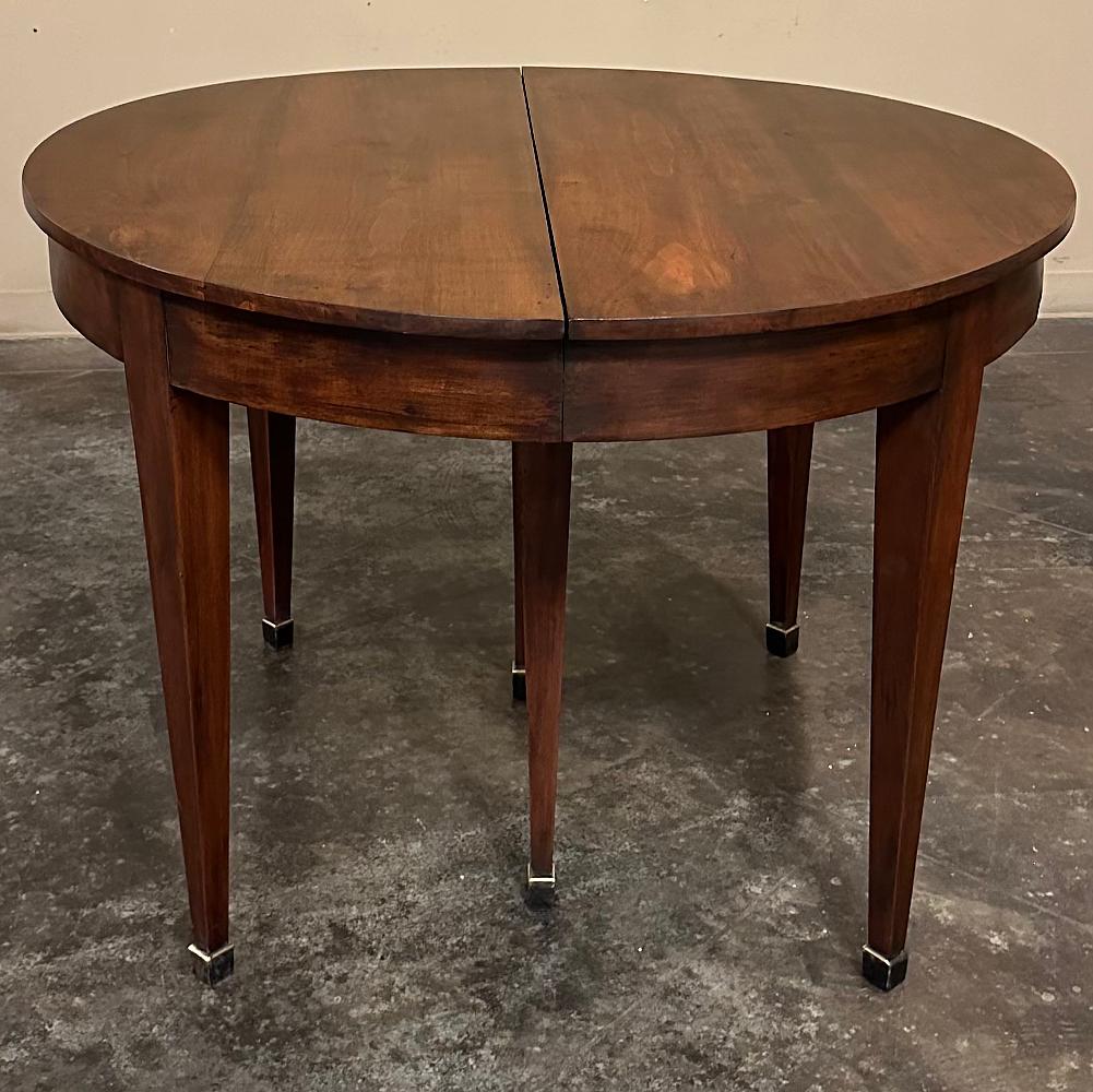 La table de salle à manger ancienne en noyer de style Empire avec Eleg apportera une élégance discrète à votre expérience culinaire !  Fabriqué à la main en noyer somptueux, il comporte six pieds fuselés dont deux sont centrés et encastrés en