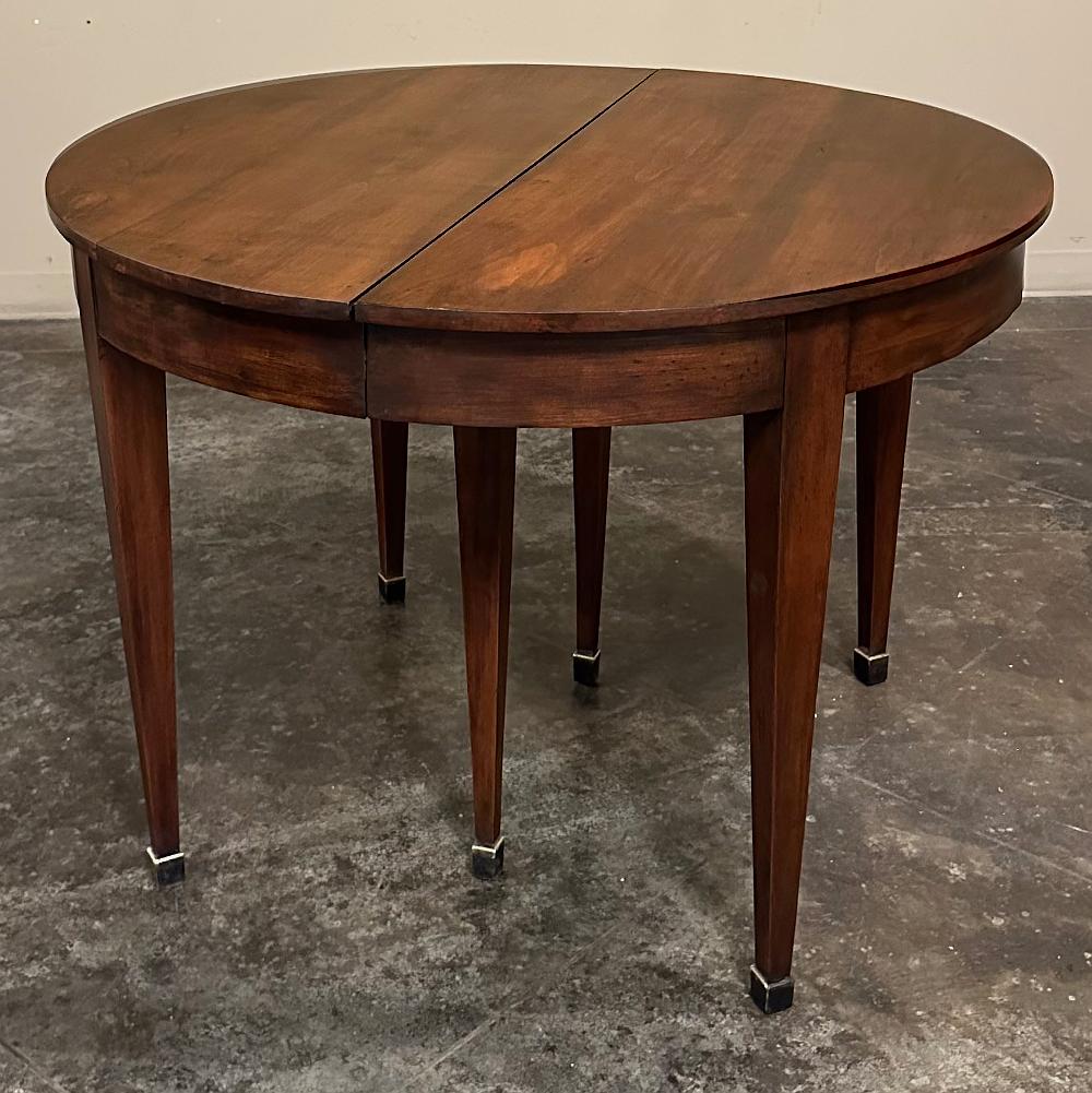Fait main Ancienne table de salle à manger en noyer de style Empire français, avec plateau en vente