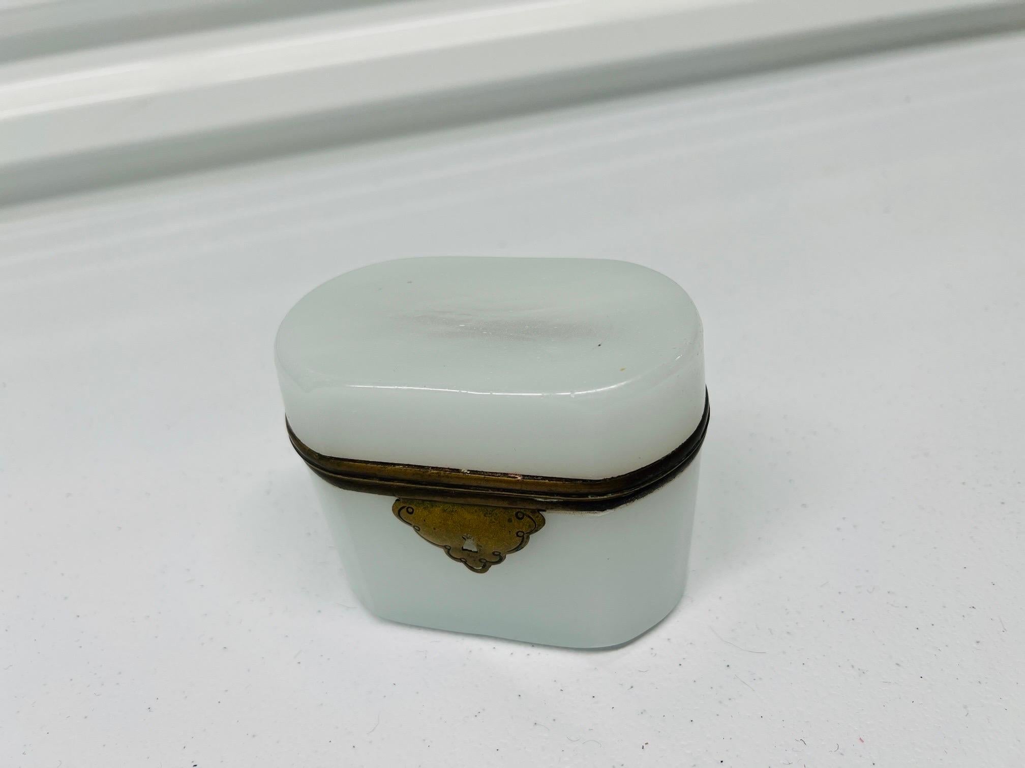 Antique French Empire Style White Opaline Hinged Box In Good Condition For Sale In Atlanta, GA