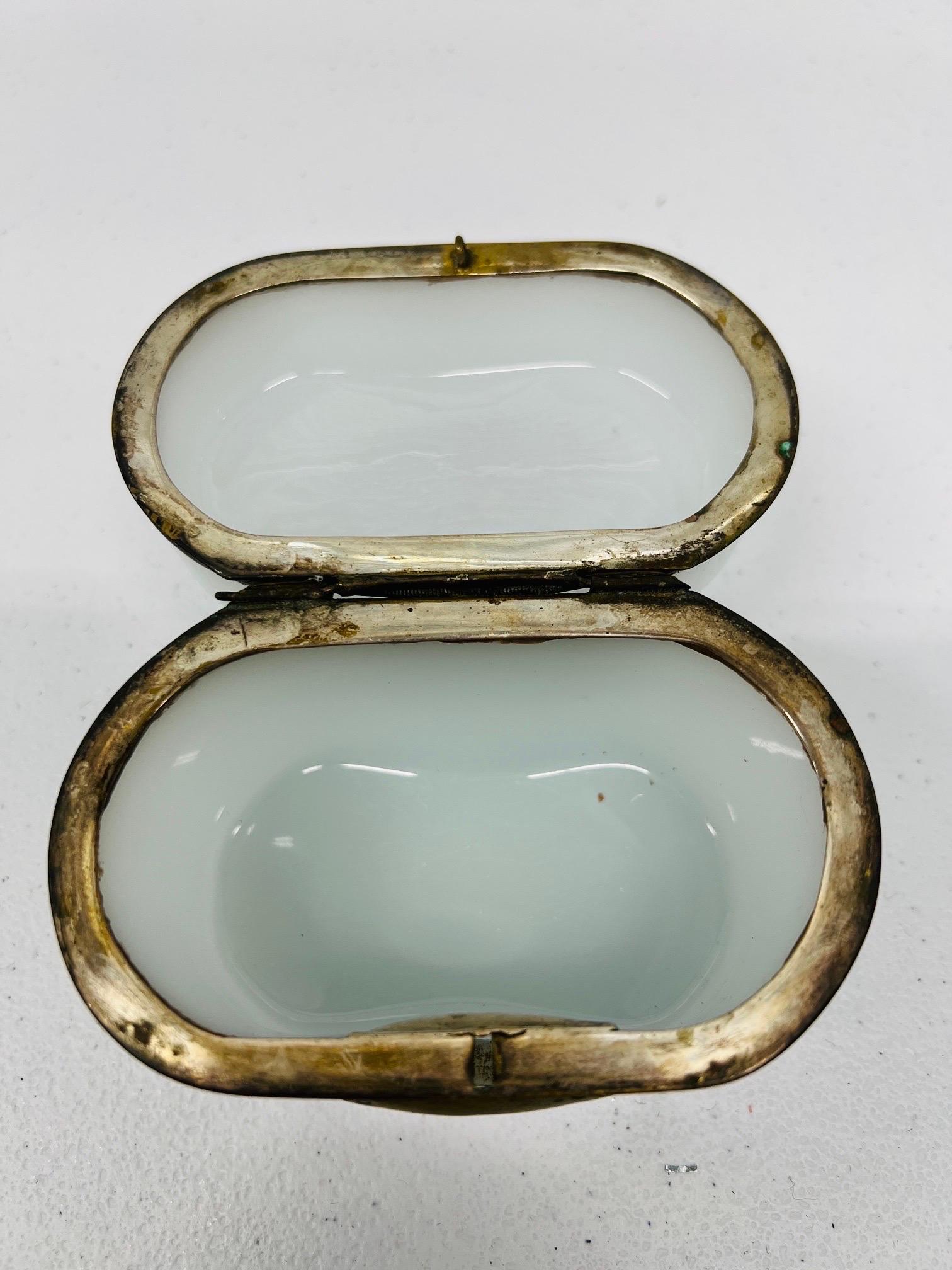 Antique French Empire Style White Opaline Hinged Box For Sale 3