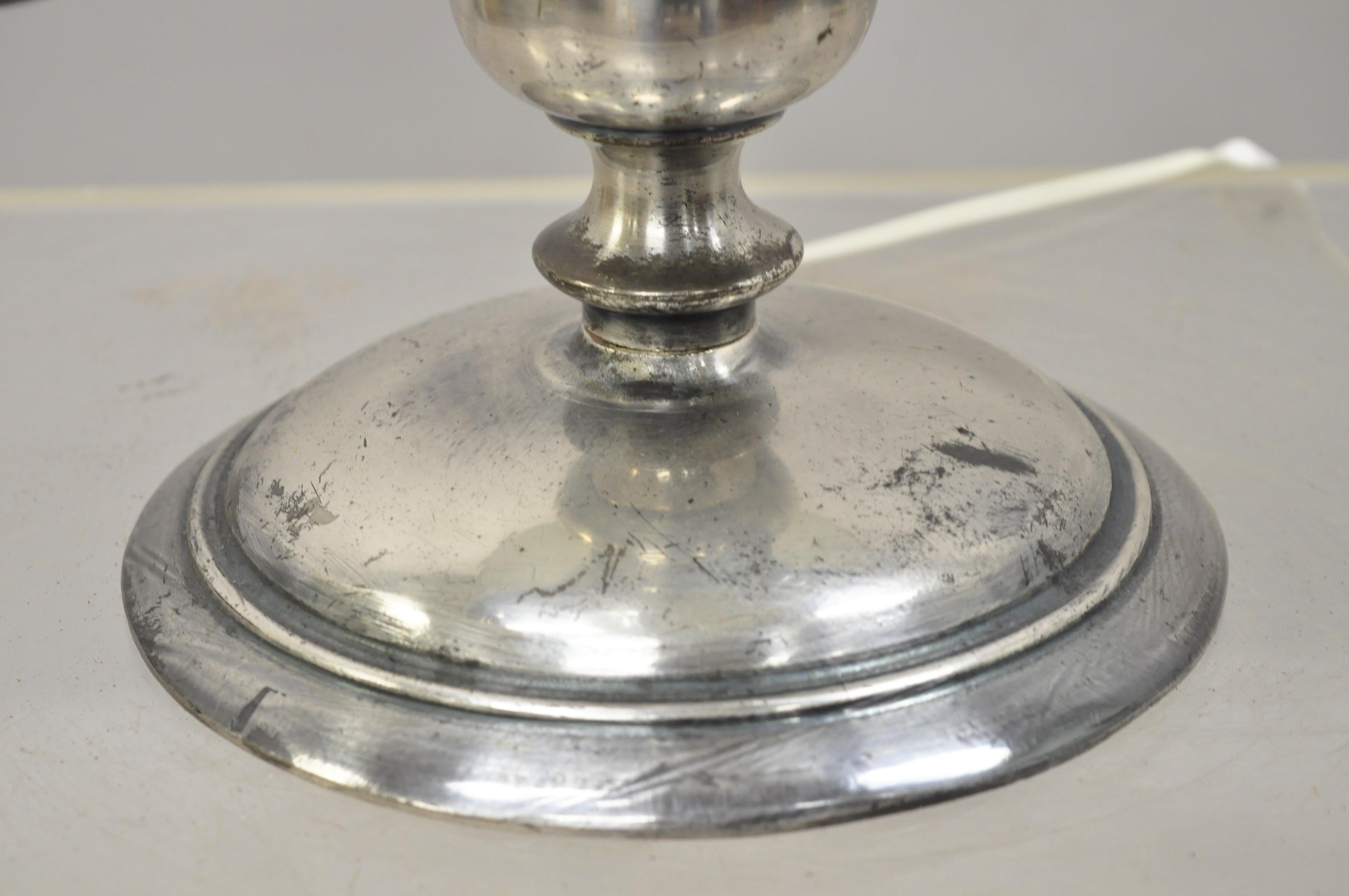 Ancienne lampe de bureau bouillotte française Empire à bras trompette en métal nickelé avec abat-jour en forme de trompette en vente 4