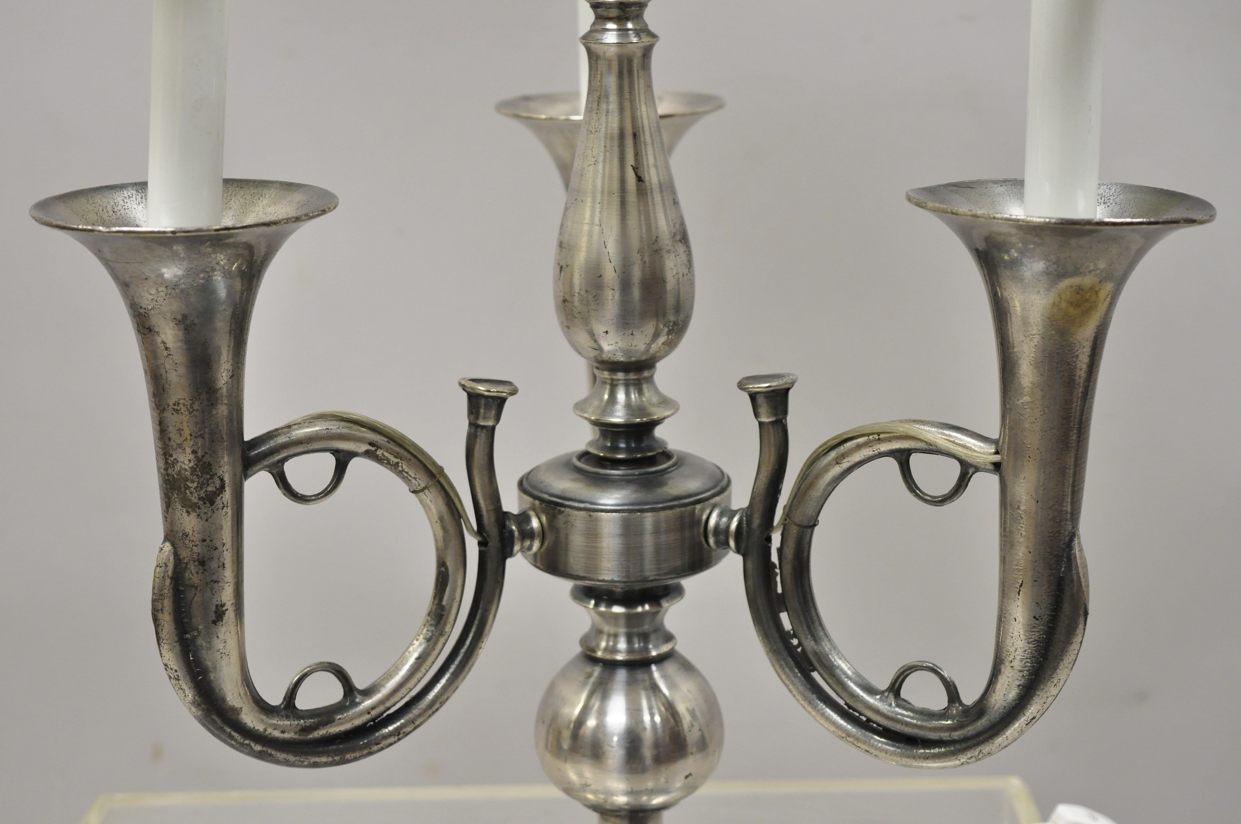 Français Ancienne lampe de bureau bouillotte française Empire à bras trompette en métal nickelé avec abat-jour en forme de trompette en vente