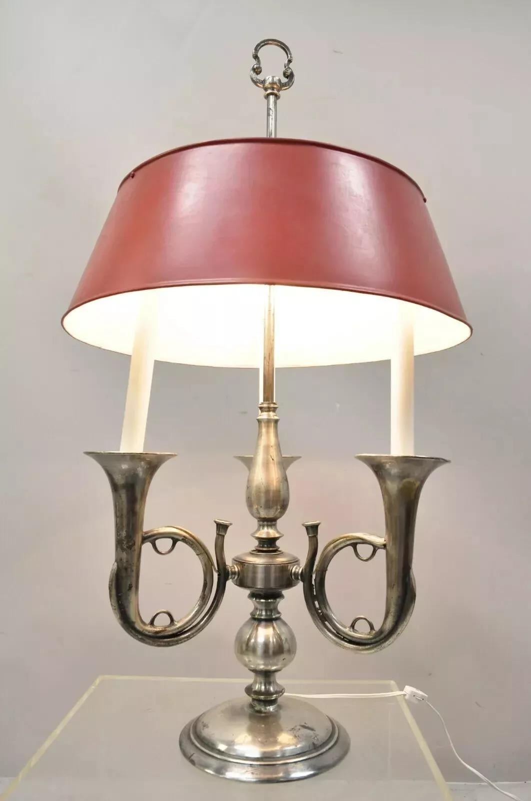 Antique French Empire Style Trumpet Arm Tole Metal Shade Nickel Bouillotte Desk Lamp. L'articolo presenta 3 luci/bracci, bracci a tromba, rarissima finitura nichelata, paralume in metallo rosso tole, grande stile e forma. Circa all'inizio del XX