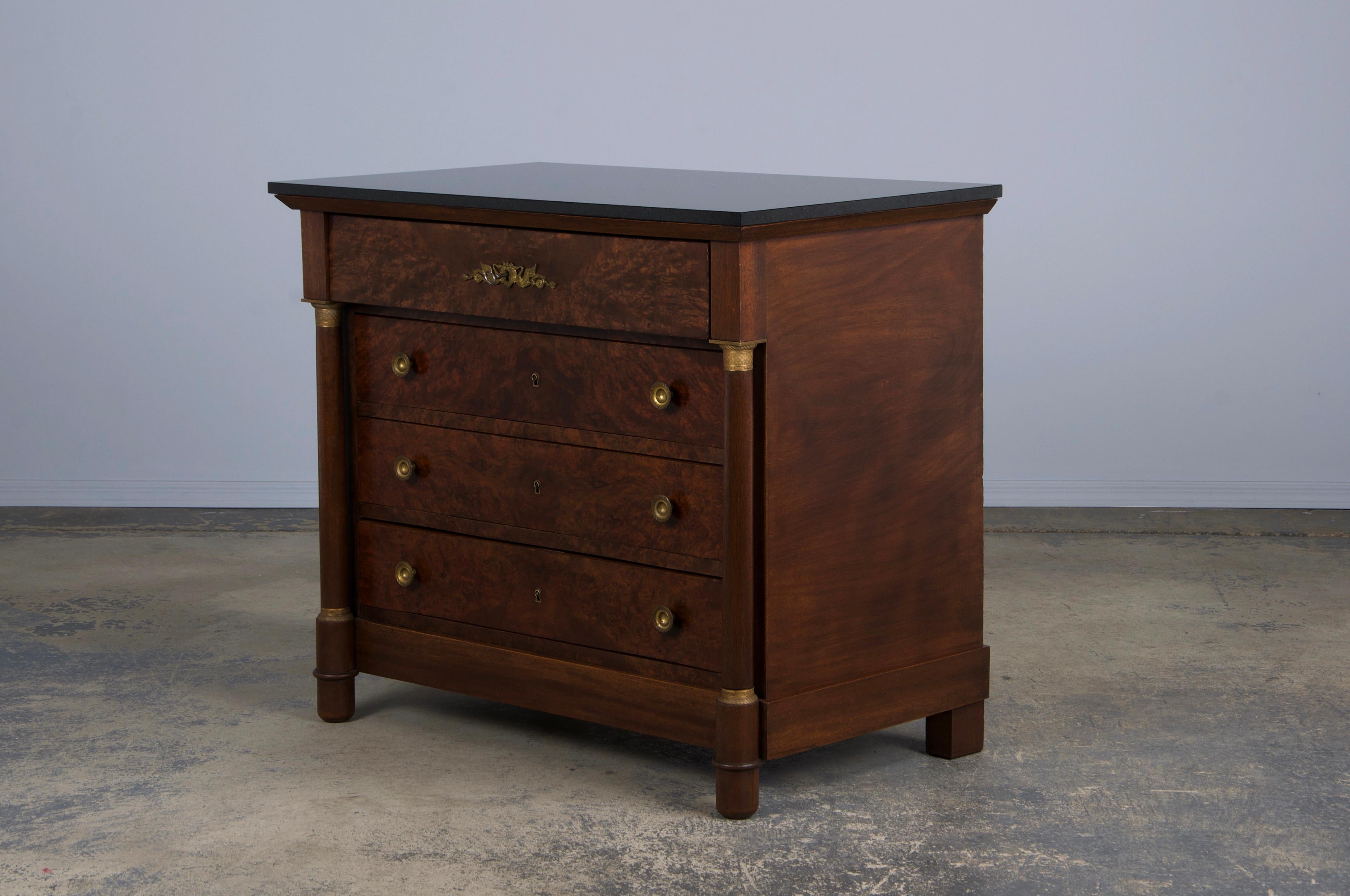 Antique French Empire Cómoda De Nogal Con Tapa De Mármol Negro en venta 8