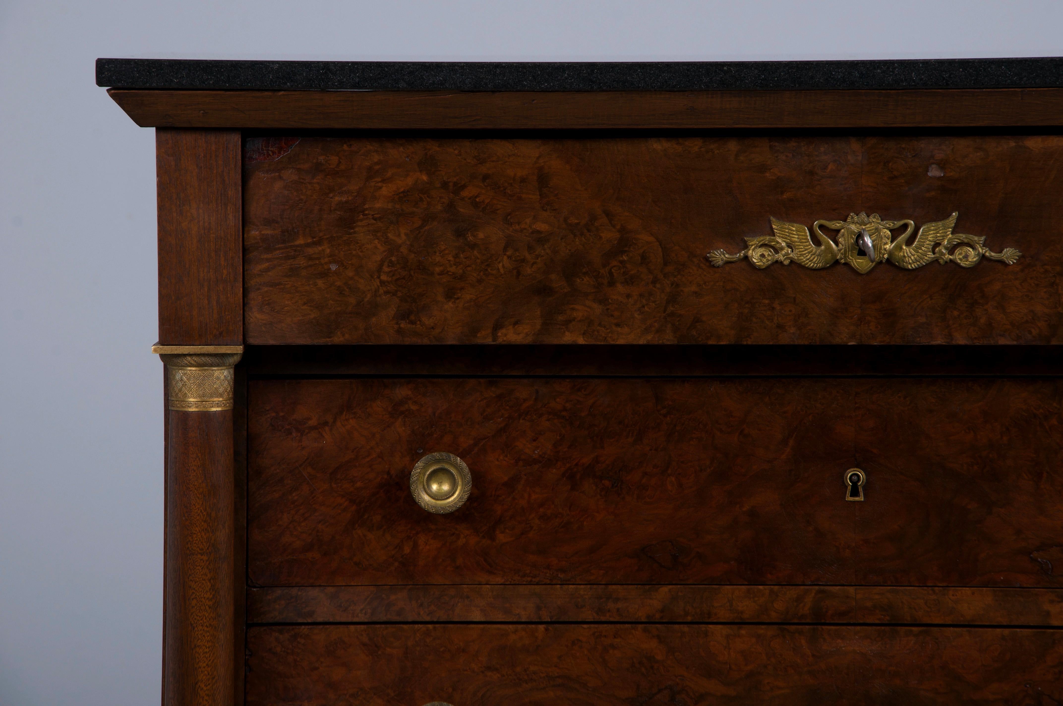 Una sorprendente cómoda Imperio francés de mediados del siglo XIX, procedente directamente de Provenza, Francia. Hecha a mano por expertos con madera de nogal, luce una pátina envejecida de forma natural que resalta su elegancia atemporal. Rematada