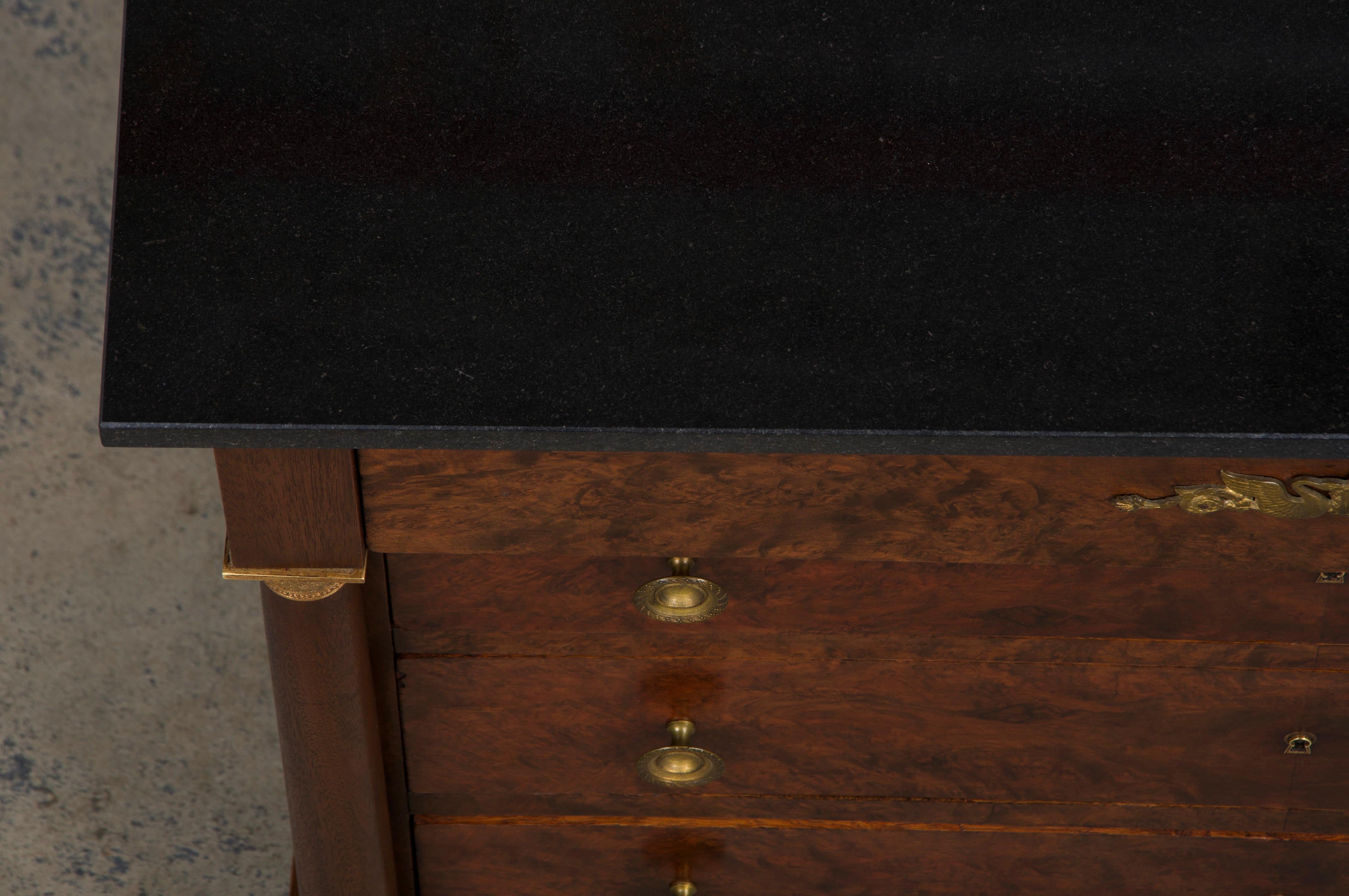 Antique French Empire Cómoda De Nogal Con Tapa De Mármol Negro Tallado a mano en venta