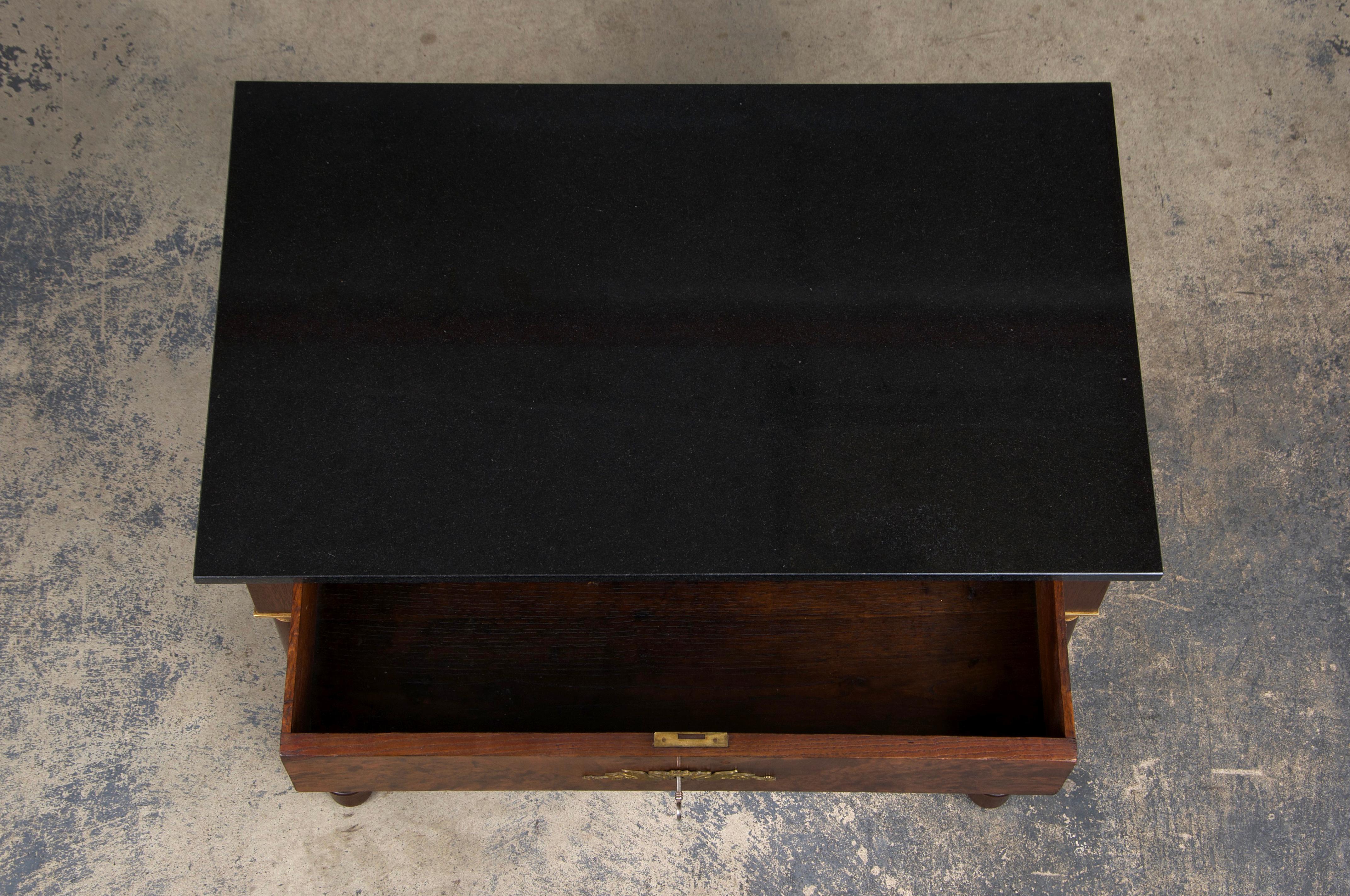 Antique French Empire Cómoda De Nogal Con Tapa De Mármol Negro en Bueno estado para la venta en Astoria, NY