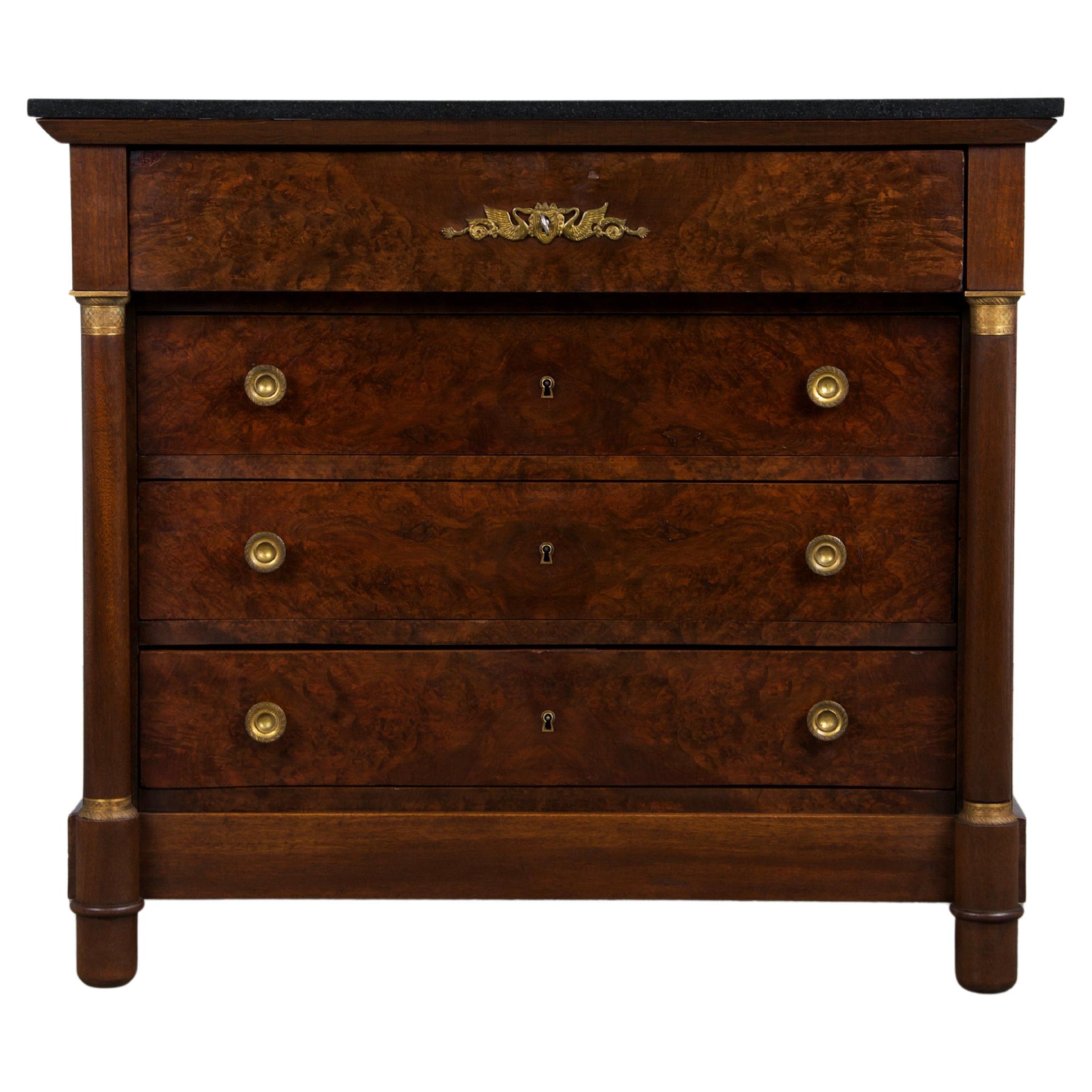 Antique French Empire Cómoda De Nogal Con Tapa De Mármol Negro en venta