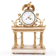 Pendule de cheminée Empire française ancienne en marbre blanc et laiton, 19e siècle