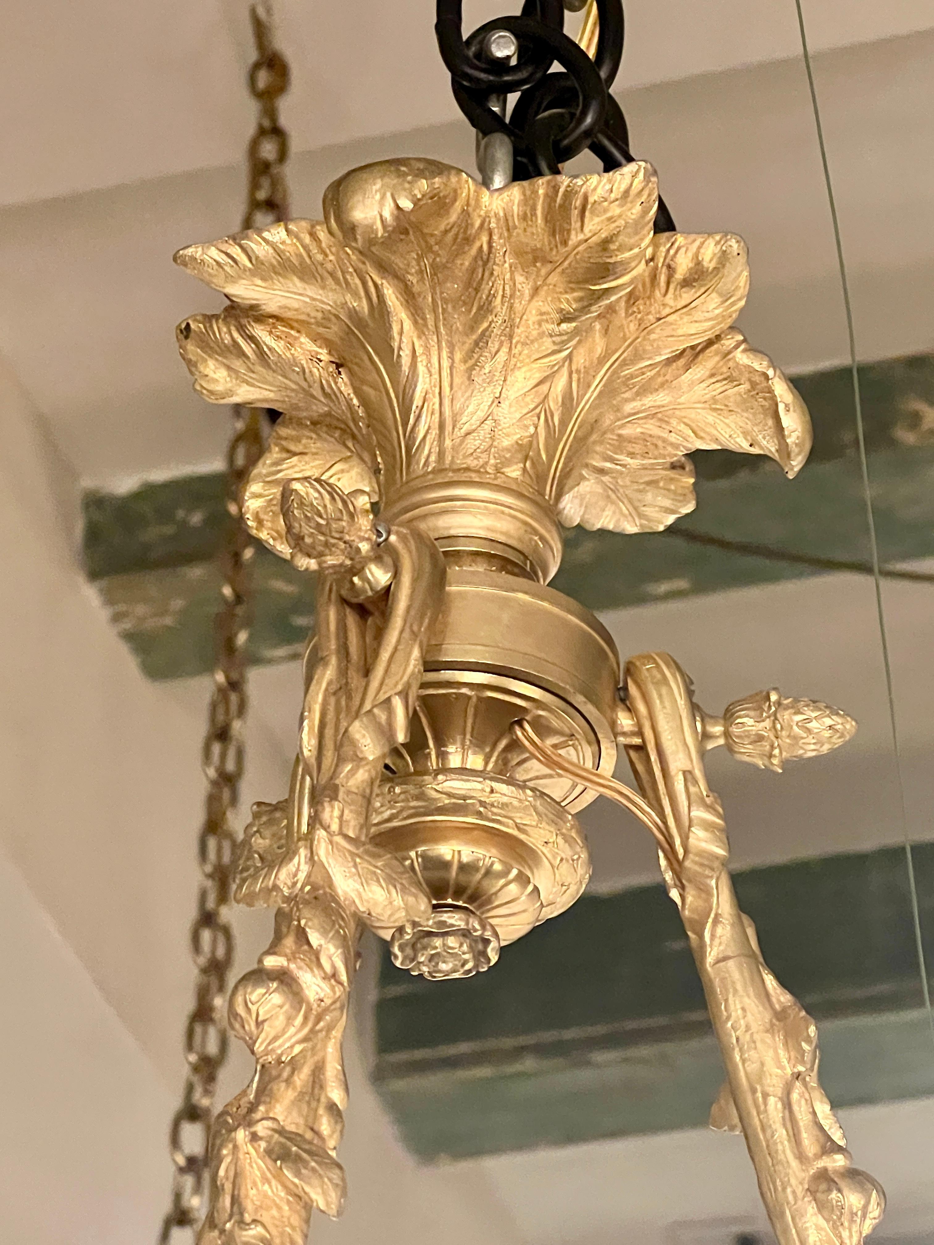Merveilleux lustre à 6 lumières en bronze doré de style Impératrice Eugénie, Circa 1910.