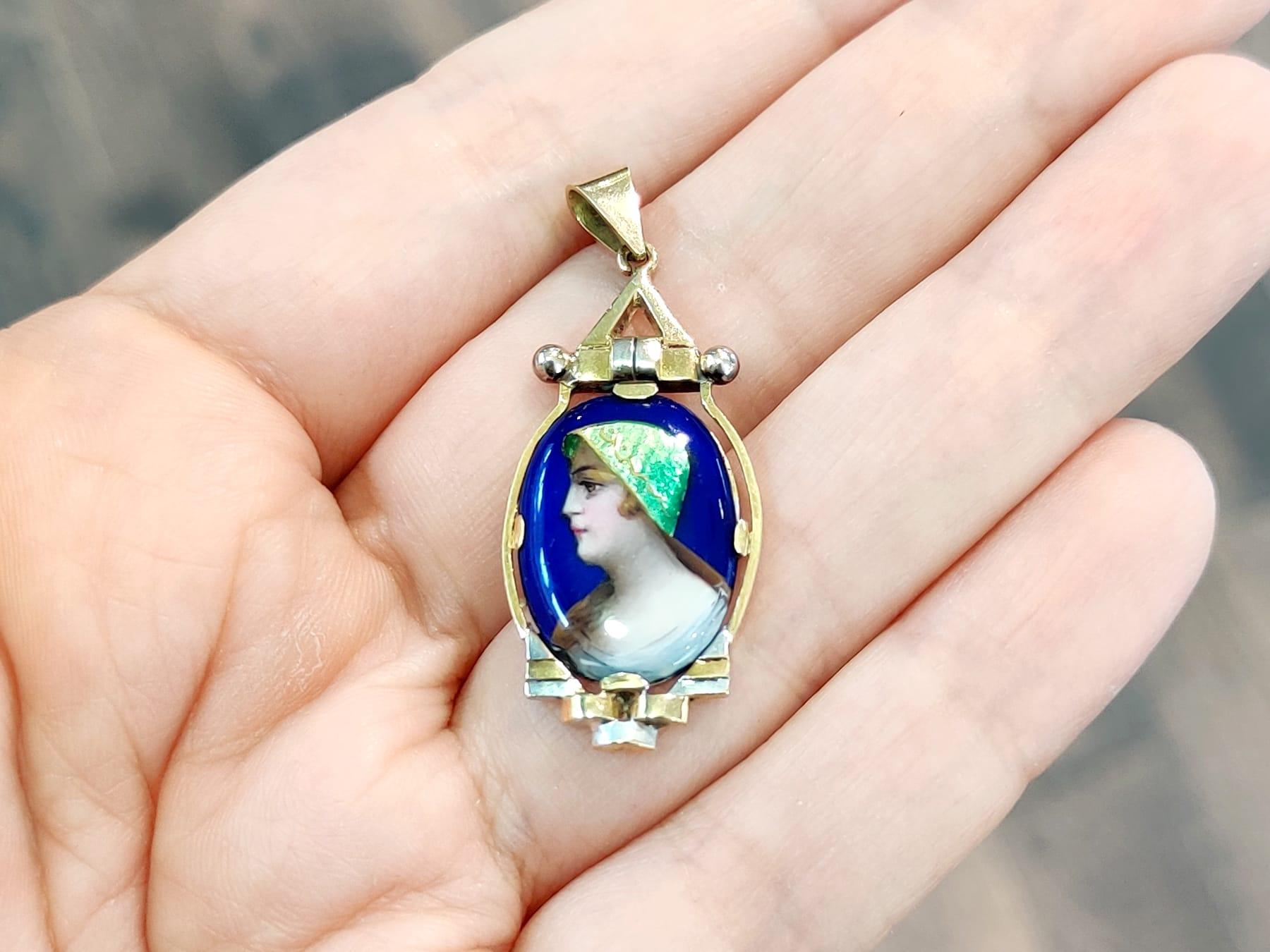 Antique French Enamel and 18k Yellow Gold Pendant Circa 1910 In Excellent Condition For Sale In Jesmond, Newcastle Upon Tyne