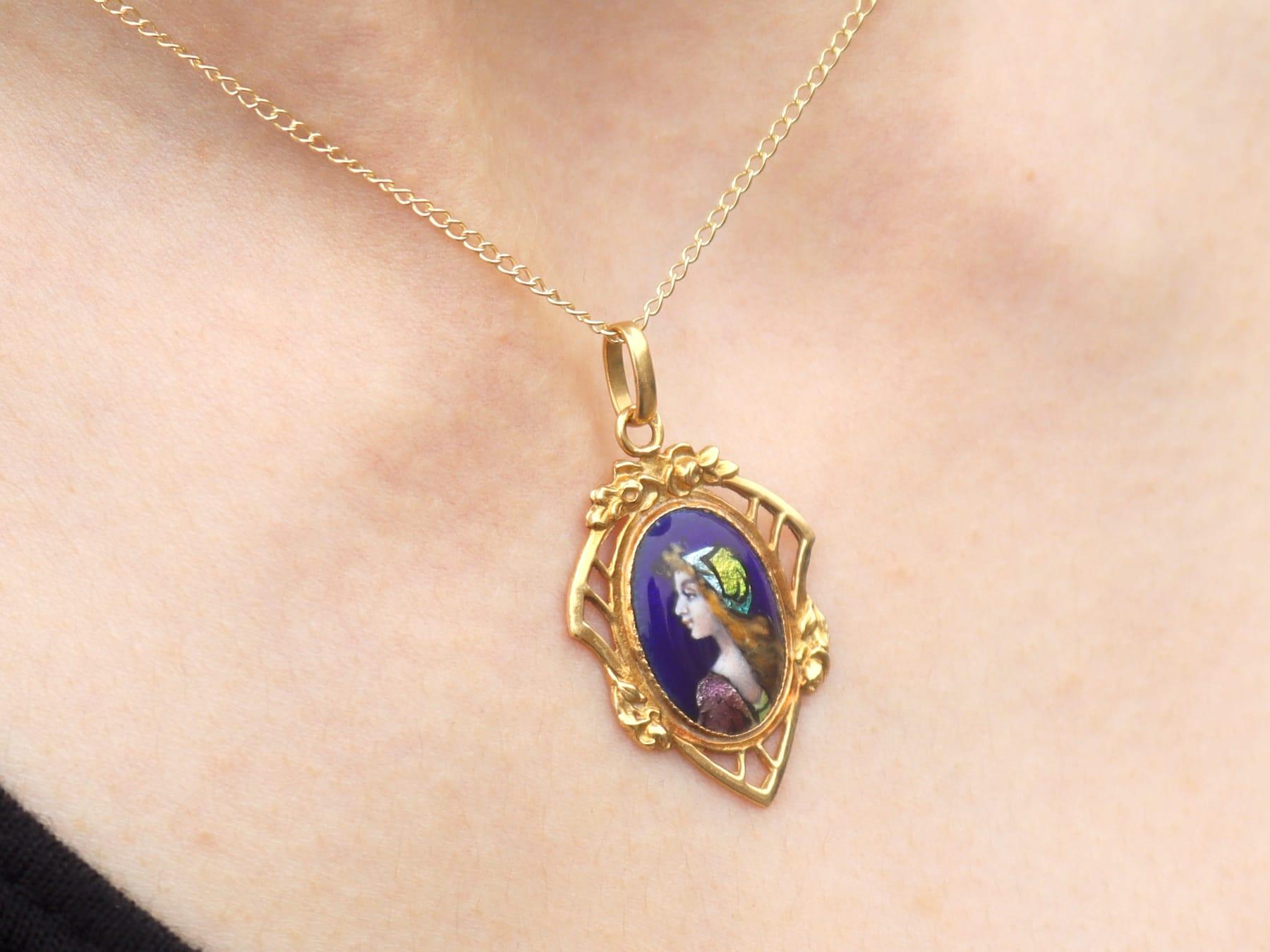 Antique French Enamel and 18k Yellow Gold Pendant For Sale 3