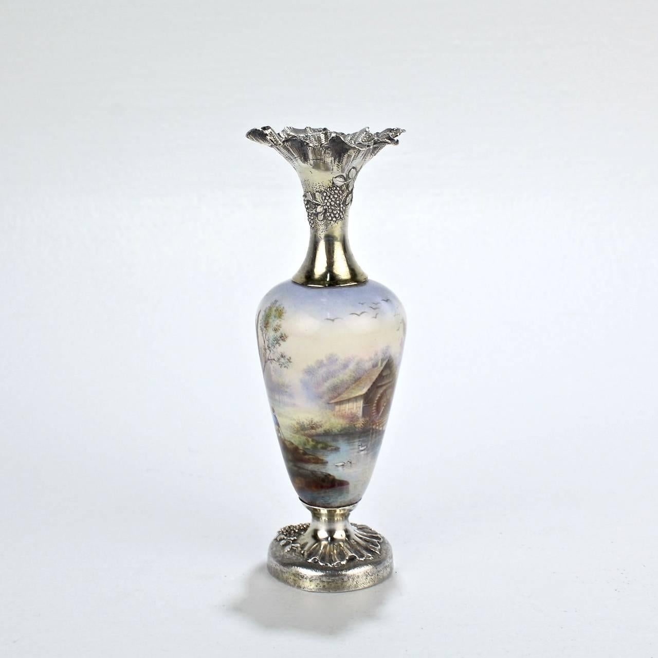 Belle Époque Vase de cabinet miniature ancien en émail français et en argent sterling en vente