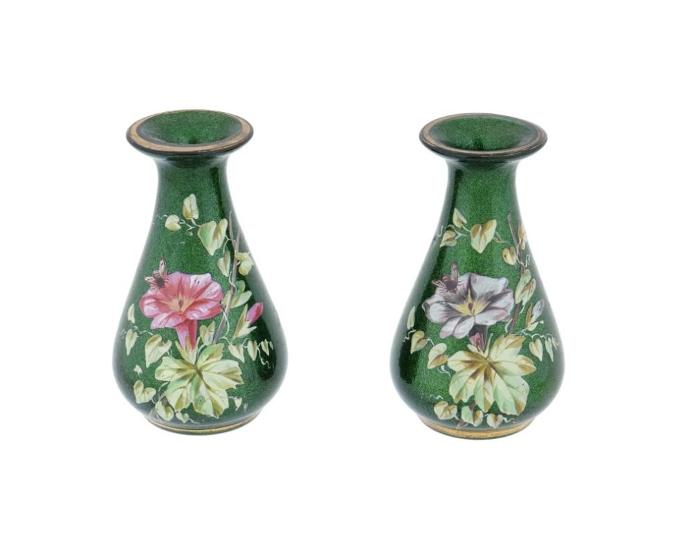 Paire de vases anciens en verre émaillé or et vert, de style Art Nouveau, attribués à Legras Monte Joye. Chaque vase a un corps de forme globulaire et un col cannelé. Les vases sont décorés de fleurs épanouies et de motifs d'abeilles. Non marqué.
