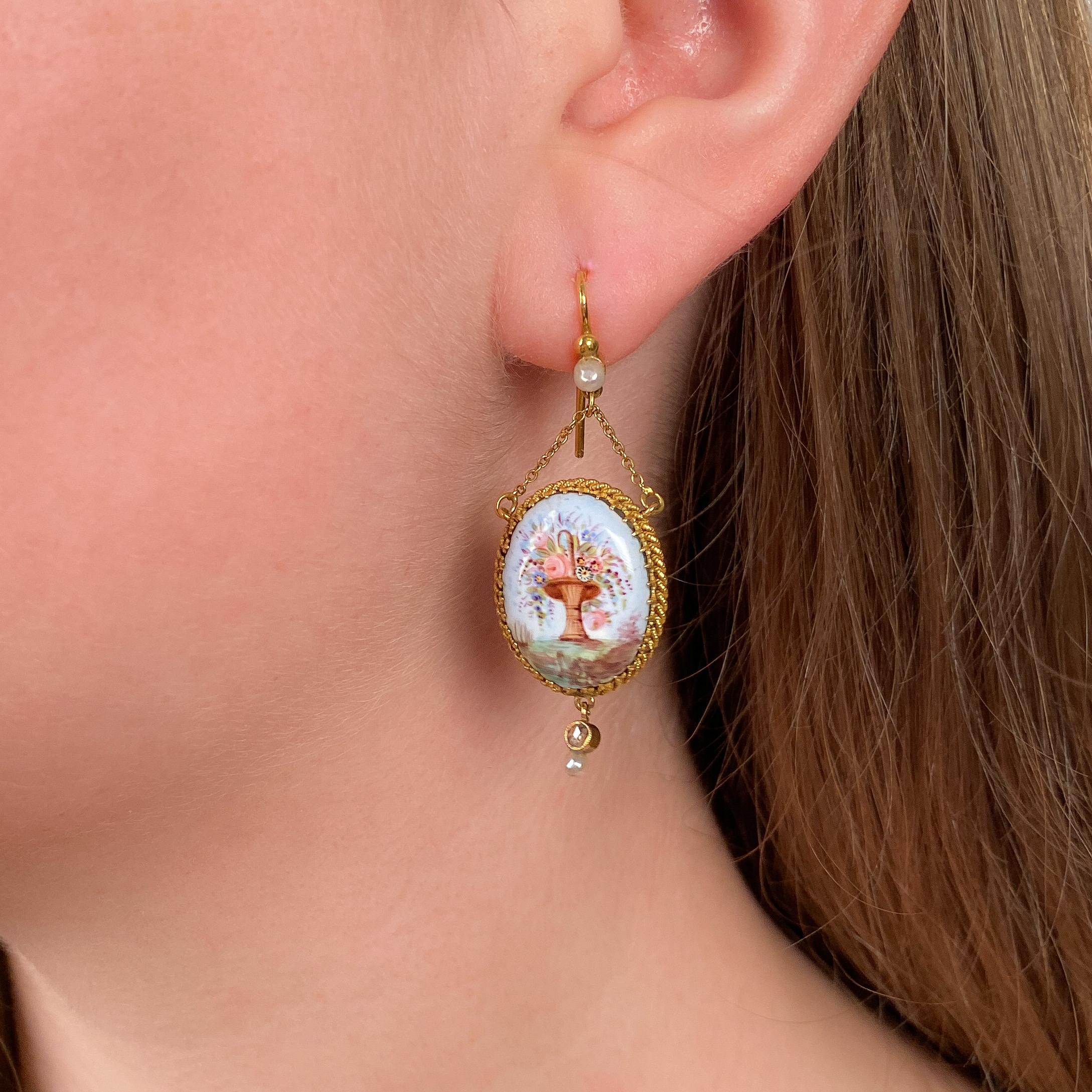 Donna Antique French Orecchini a fiore con smalto in oro 18k in vendita