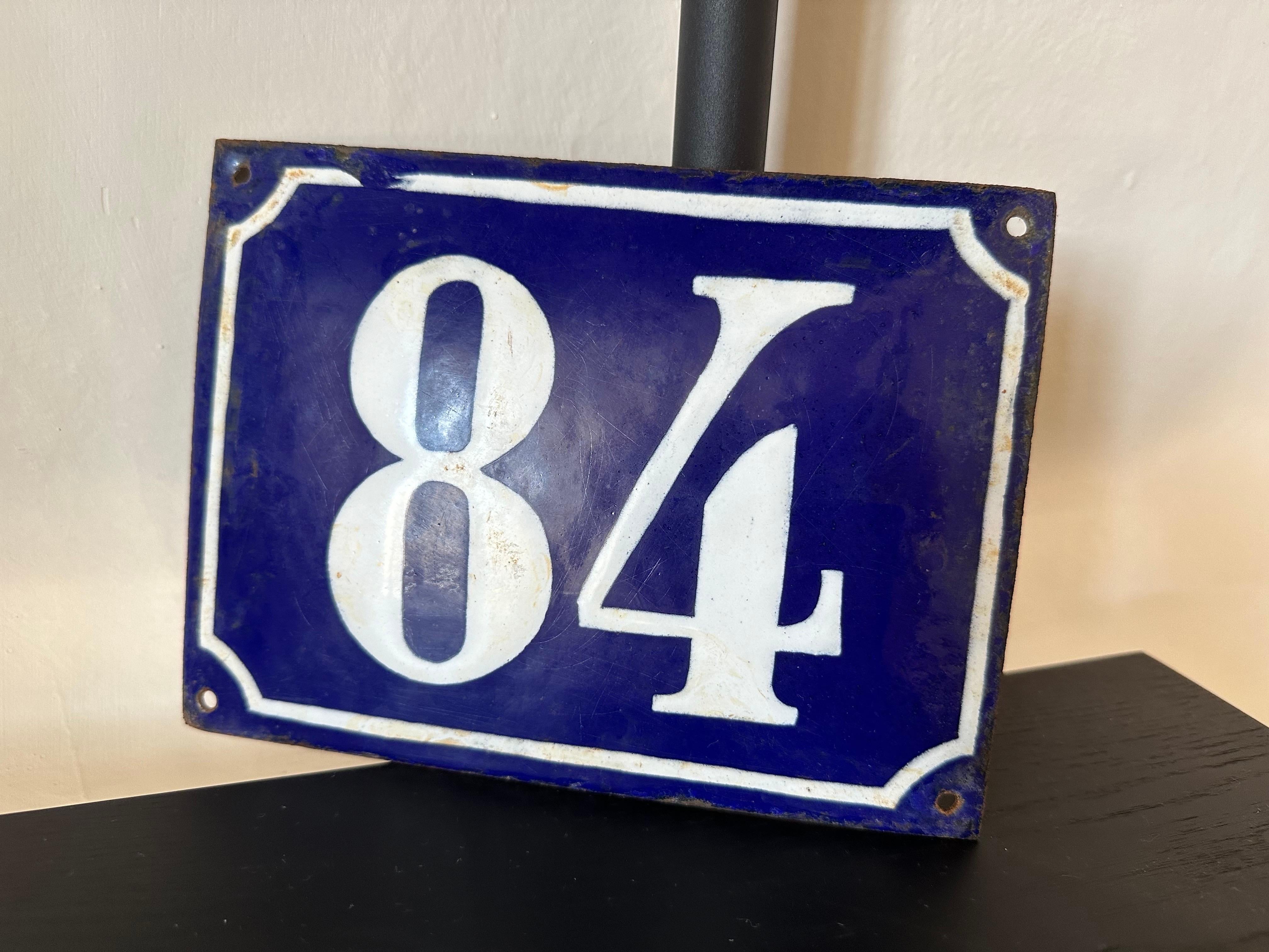Diese schöne antike französische Emaille-Hausnummerntafel aus der Zeit um 1900 zeichnet sich durch ein klassisches Design mit einem tiefblauen Hintergrund, einer kräftigen weißen Zahl und einem weißen Rand aus. Ursprünglich als Adressmarker gedacht,