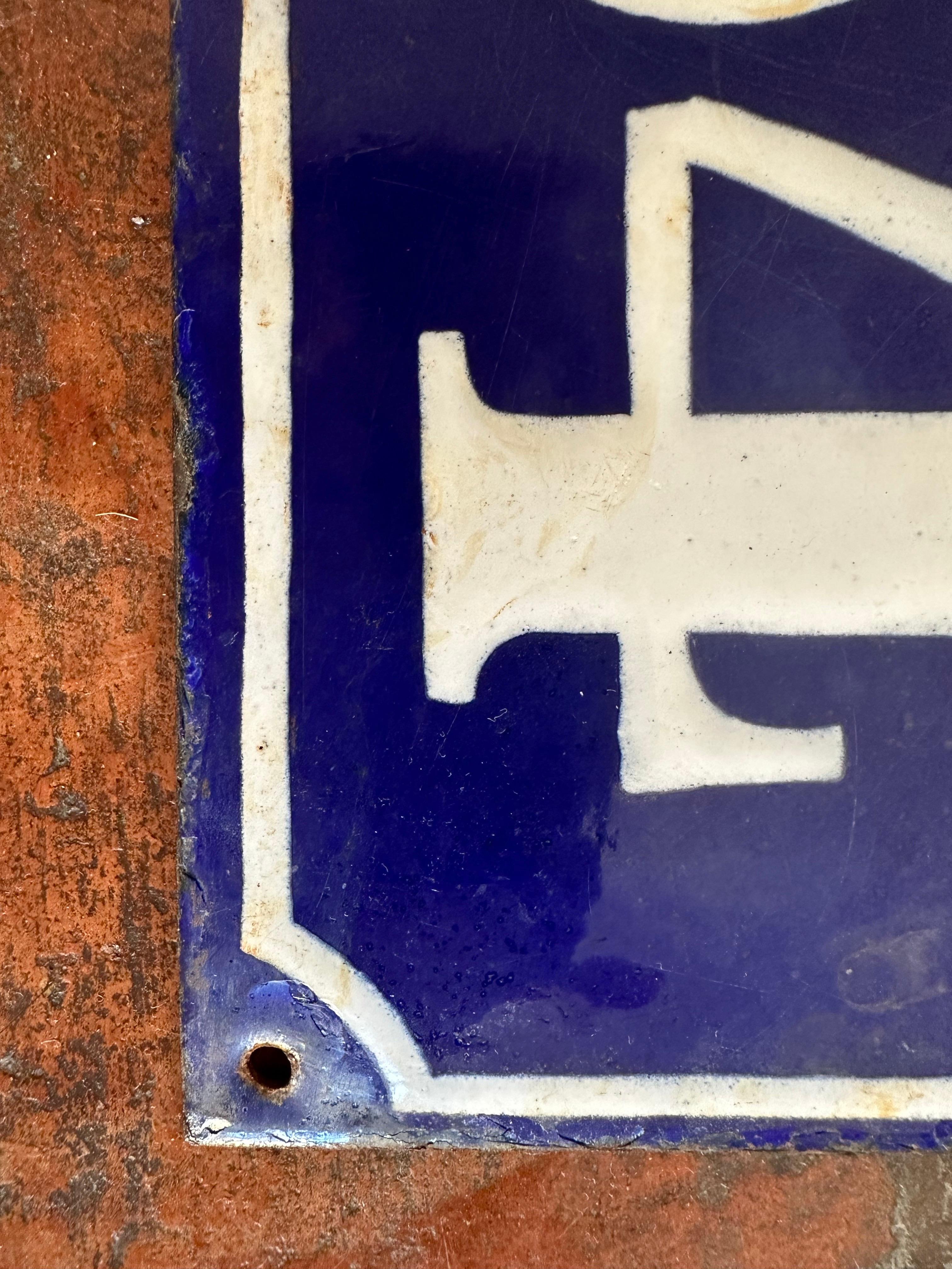 Antike französische Emaille-Hausnummern-Plakette mit blauer und weißer Emaille im Zustand „Gut“ im Angebot in Hamburg, DE