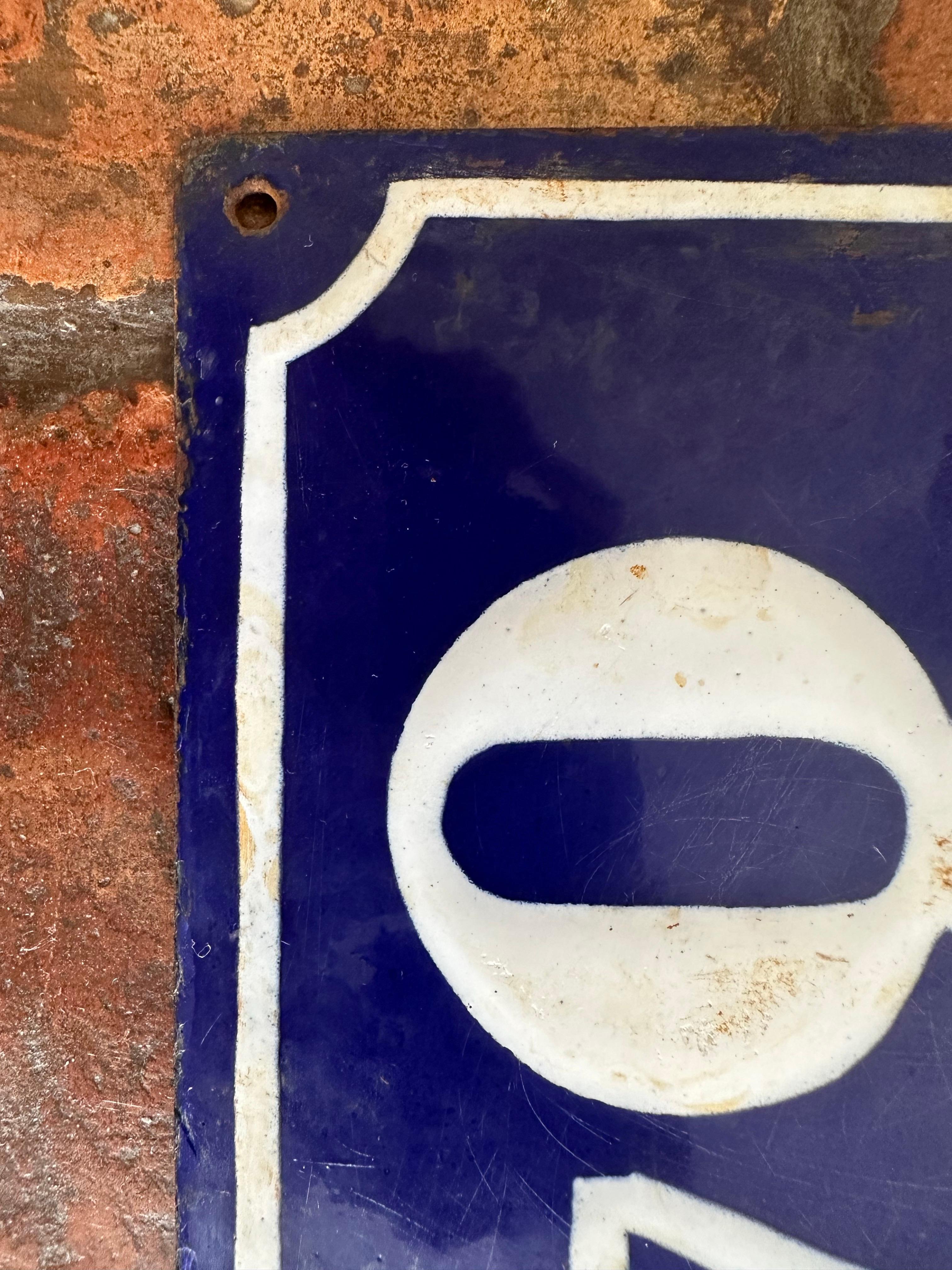 Antike französische Emaille-Hausnummern-Plakette mit blauer und weißer Emaille (Metall) im Angebot