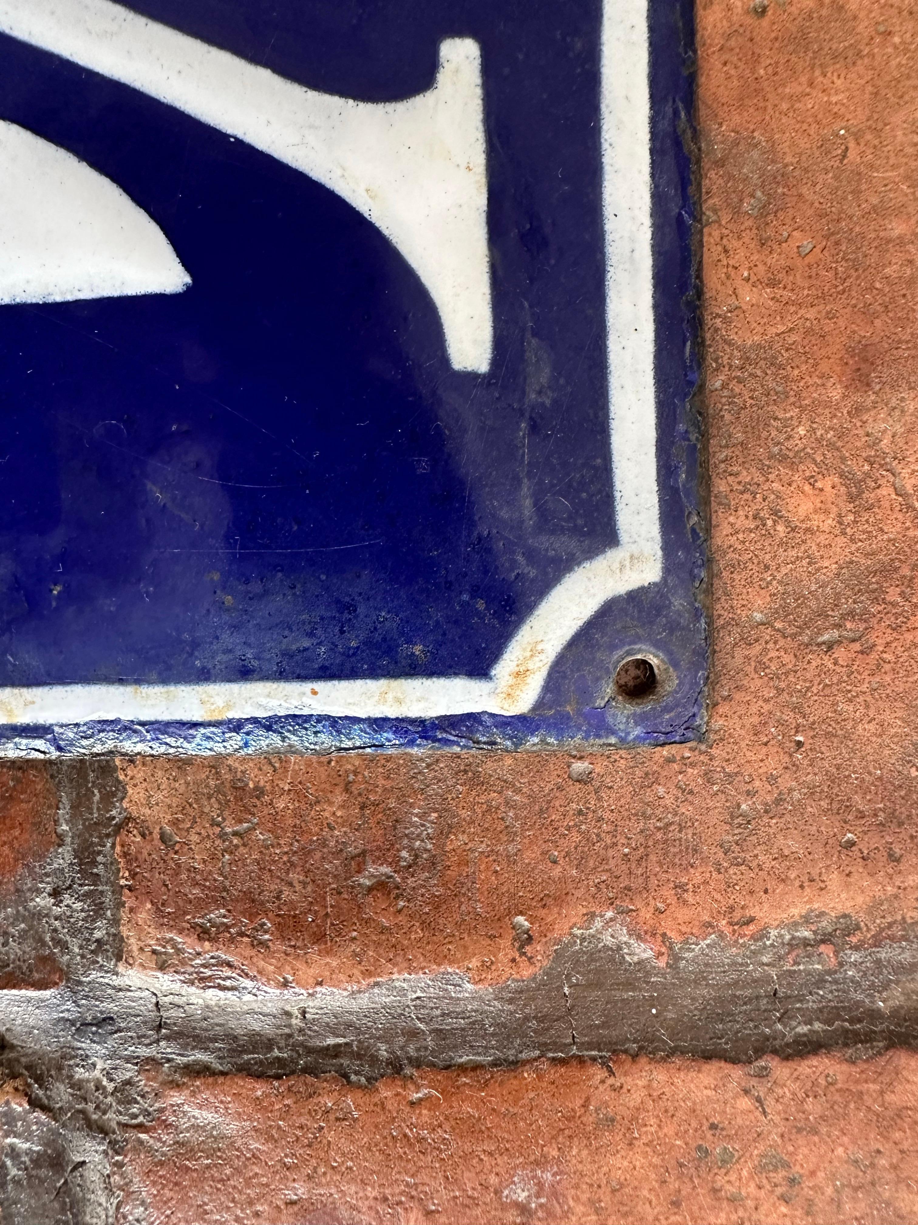 Antike französische Emaille-Hausnummern-Plakette mit blauer und weißer Emaille im Angebot 1