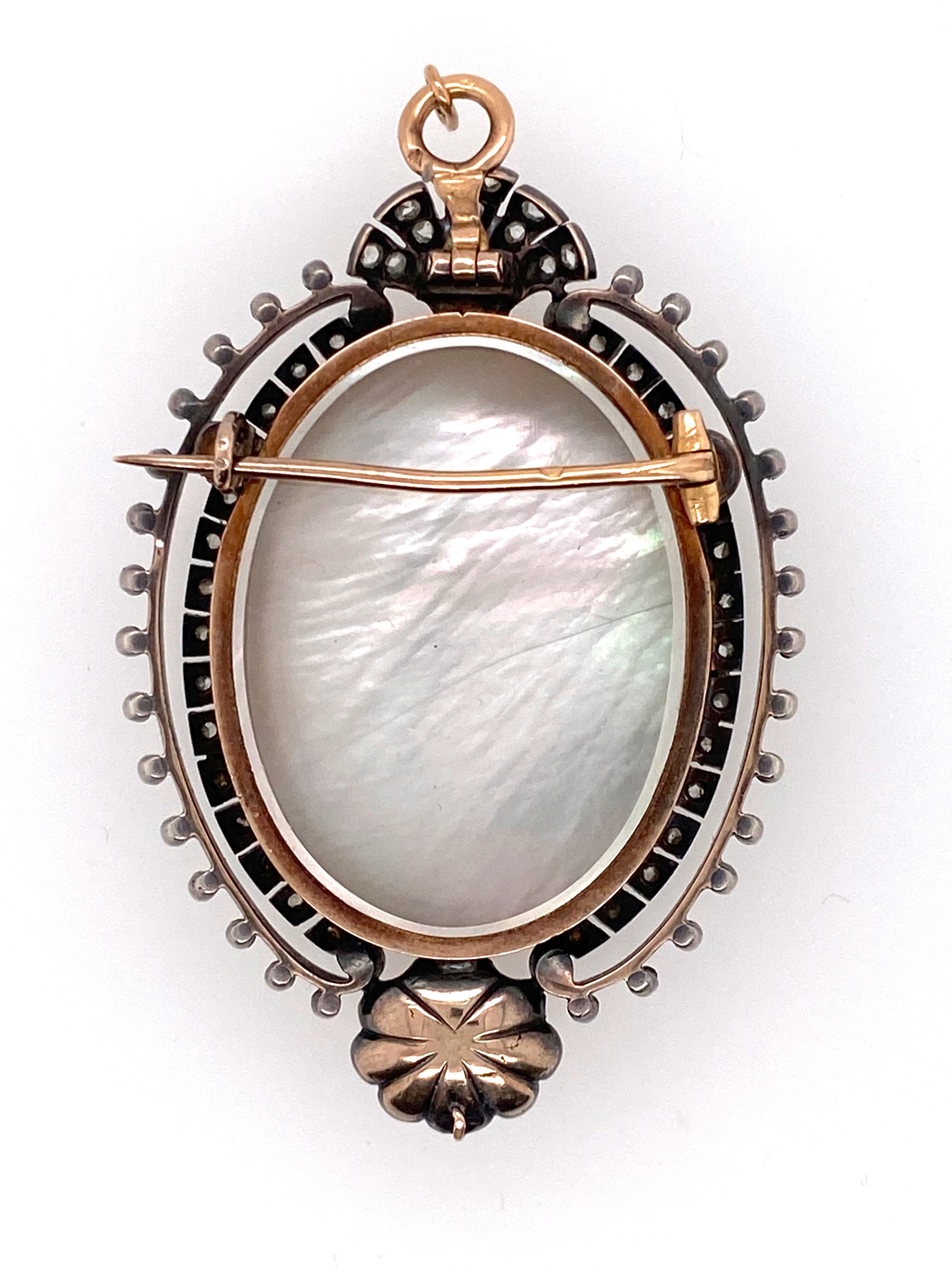 Taille rose Antique médaillon broche-pendentif français représentant une scène en émail et diamants taille rose en vente