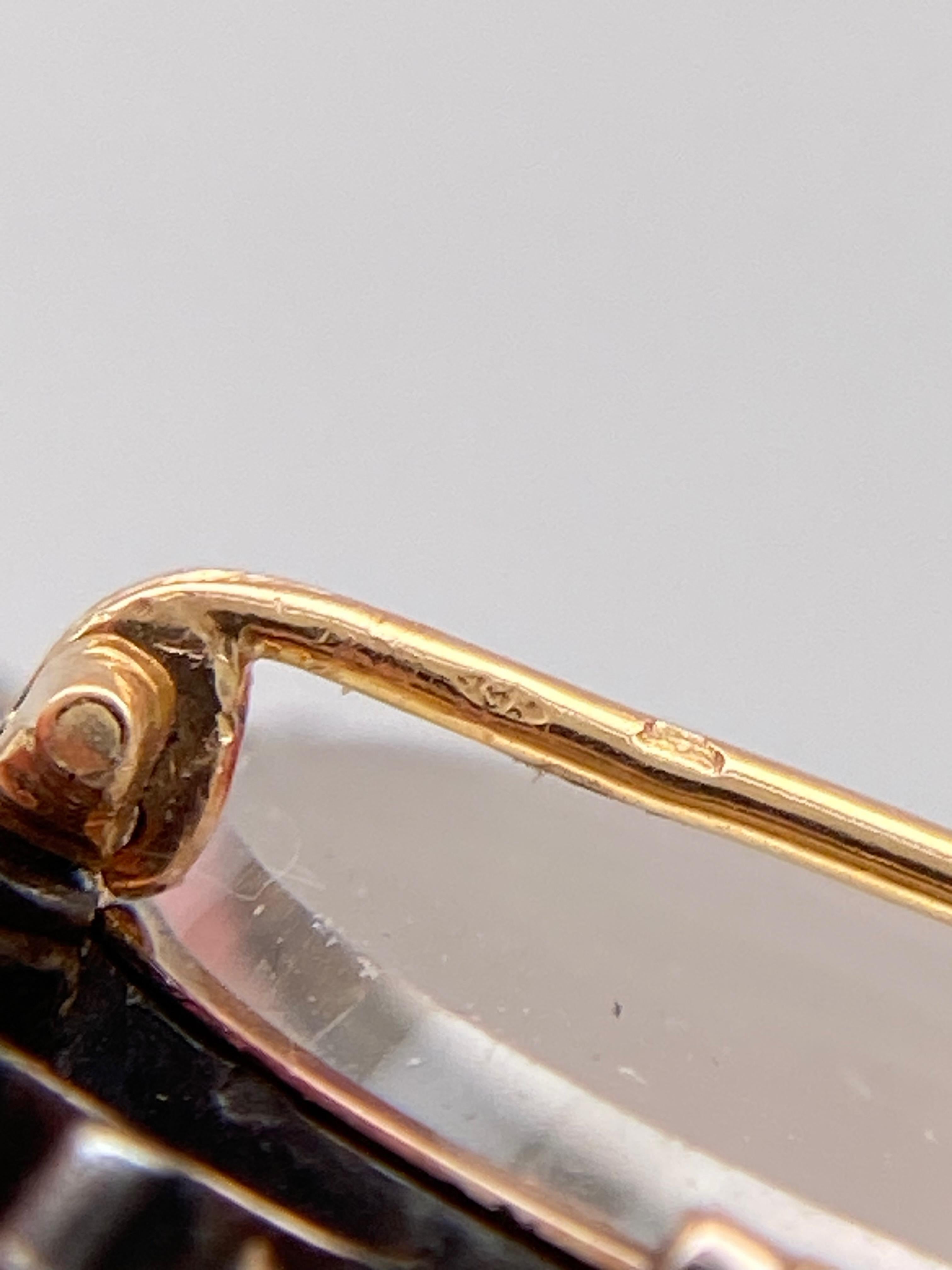 Antique médaillon broche-pendentif français représentant une scène en émail et diamants taille rose en vente 1