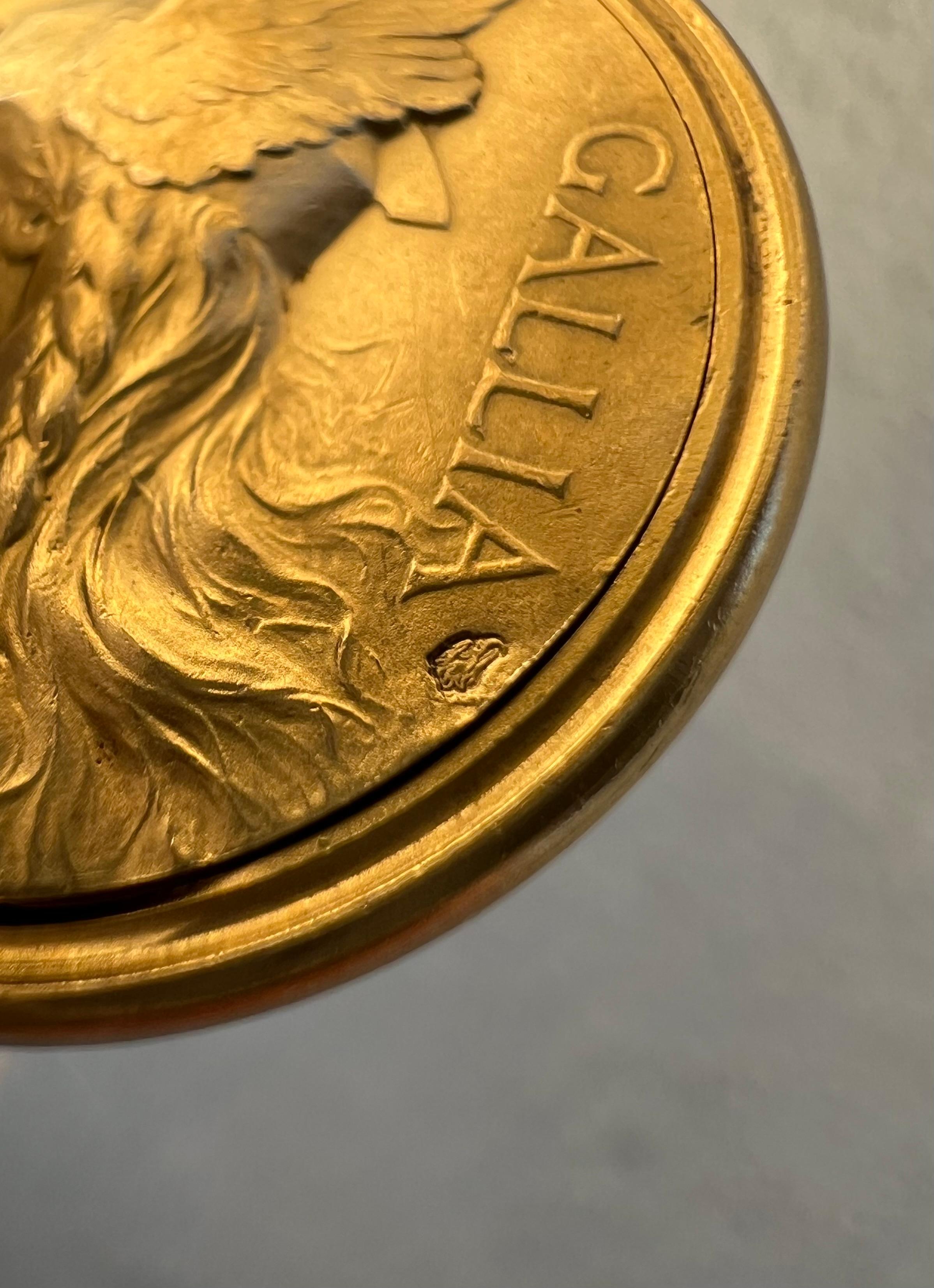 Antique French Engraved 'Gallia' 18k Gold Pendant In Good Condition For Sale In Amsterdam, NL