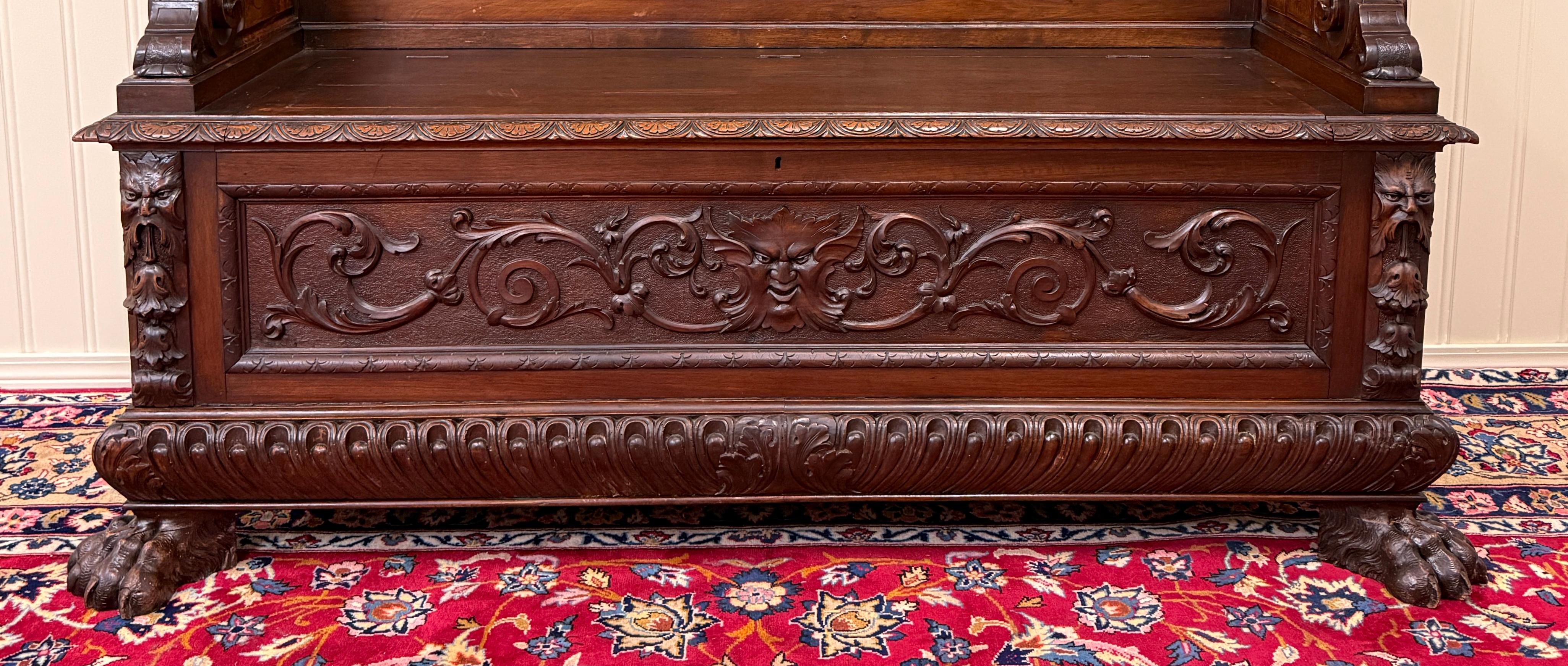 Antike französische Eingangsbank Settee-Truhe aus dunklem Nussbaumholz im Renaissance-Revival-Stil, um 1890 (Neorenaissance) im Angebot