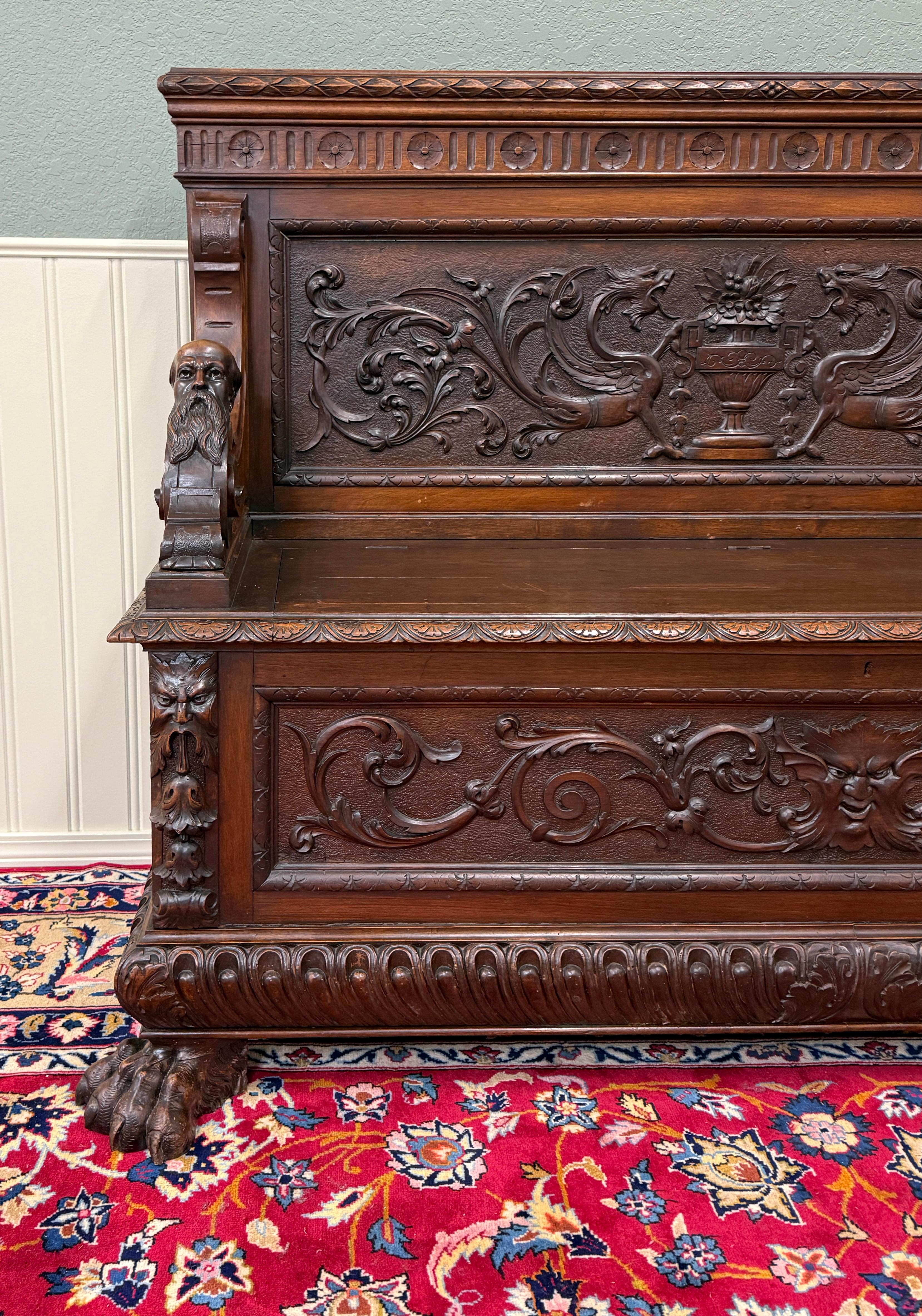 Antike französische Eingangsbank Settee-Truhe aus dunklem Nussbaumholz im Renaissance-Revival-Stil, um 1890 (Geschnitzt) im Angebot
